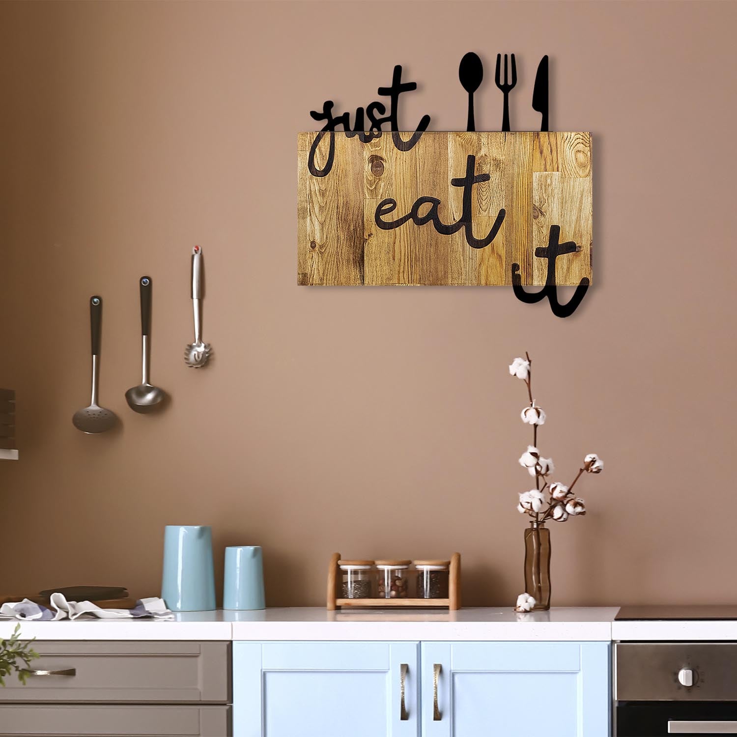 Gestalten Sie Ihre Wände neu mit der Just Eat It Wanddeko in Walnuss Schwarz von Wallity – ein einzigartiges Kunstwerk aus Holz und Metall.