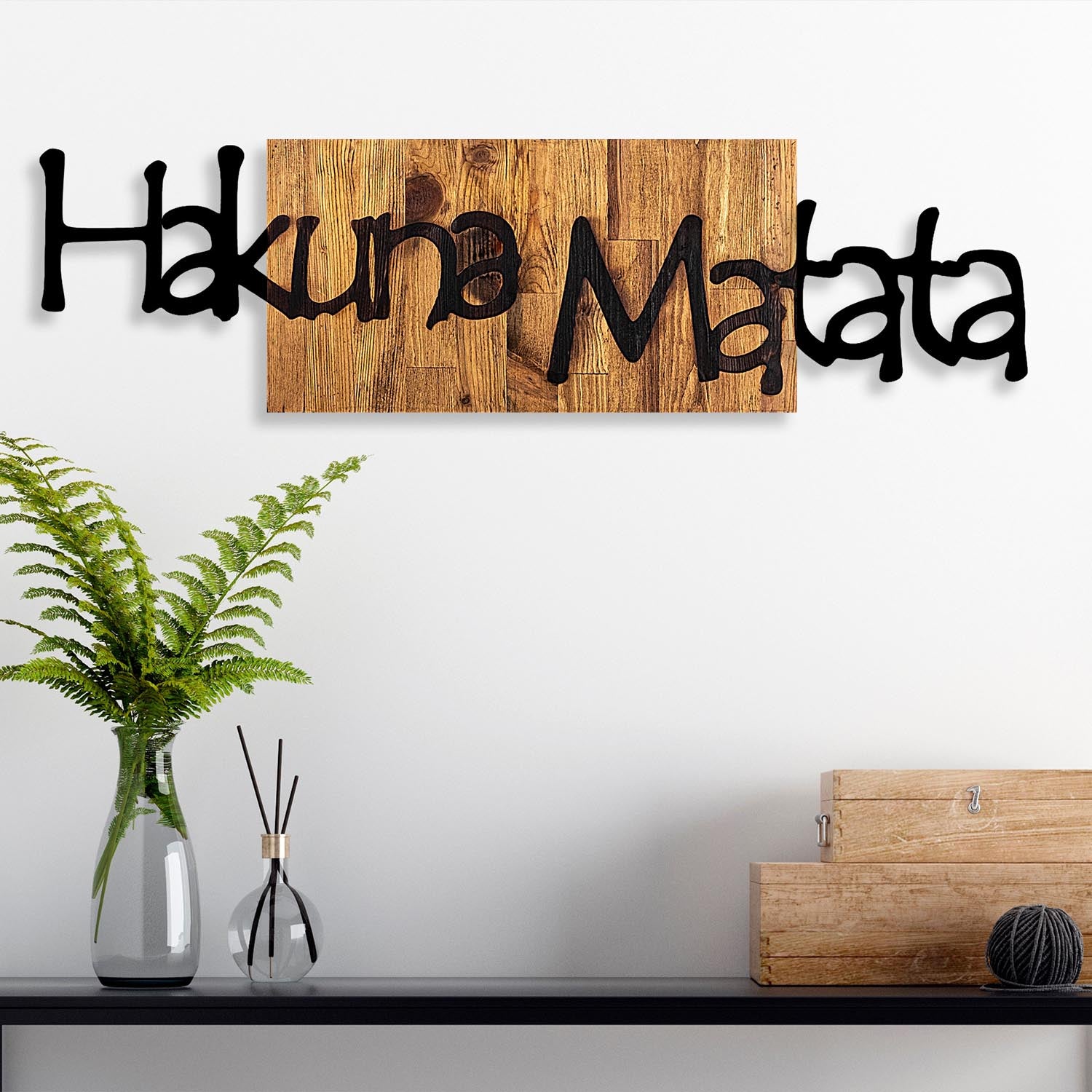 Entdecken Sie die stilvolle Wanddeko "Hakuna Matata 4" von Wallity in Schwarz und hellwalnuss. Ein einzigartiges Holz-Accessoire für Ihr Zuhause!