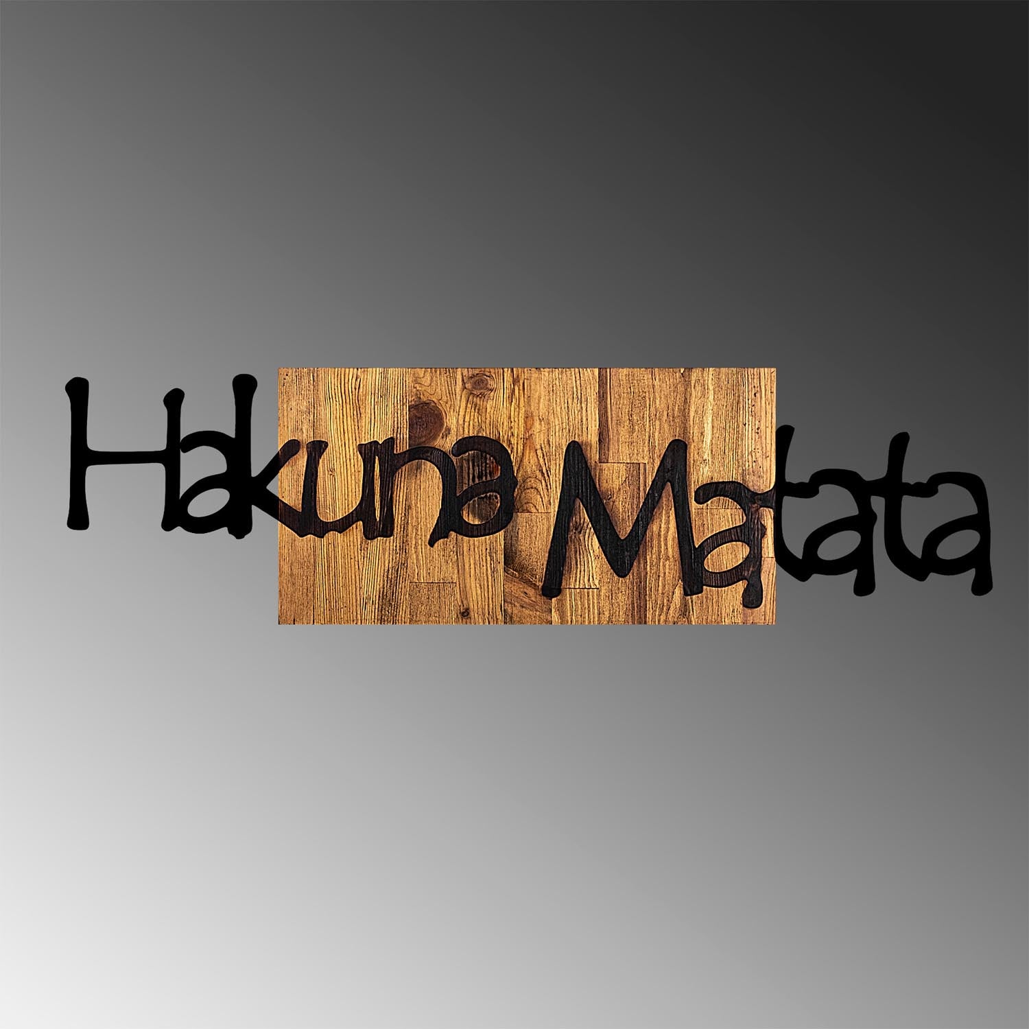 Gestalten Sie Ihr Zuhause mit der einzigartigen Wanddeko "Hakuna Matata 4" von Wallity. Edles Holz in Schwarz und hellwalnuss für zeitlose Eleganz.
