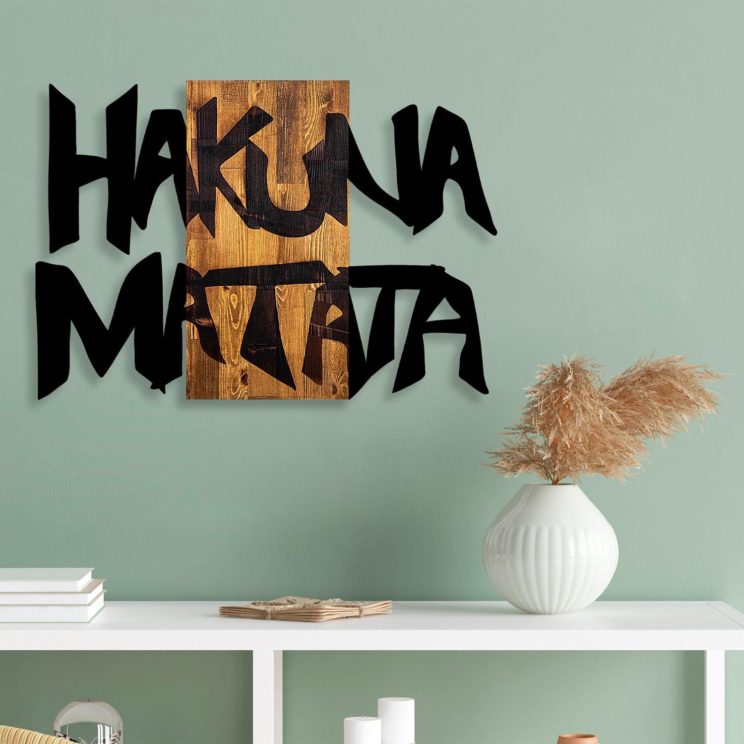 Entdecken Sie die Hakuna Matata 5 Wanddeko in Schwarz und Hellwalnuss von Wallity. Ein elegantes, handgefertigtes Holzstück für Ihr Zuhause.