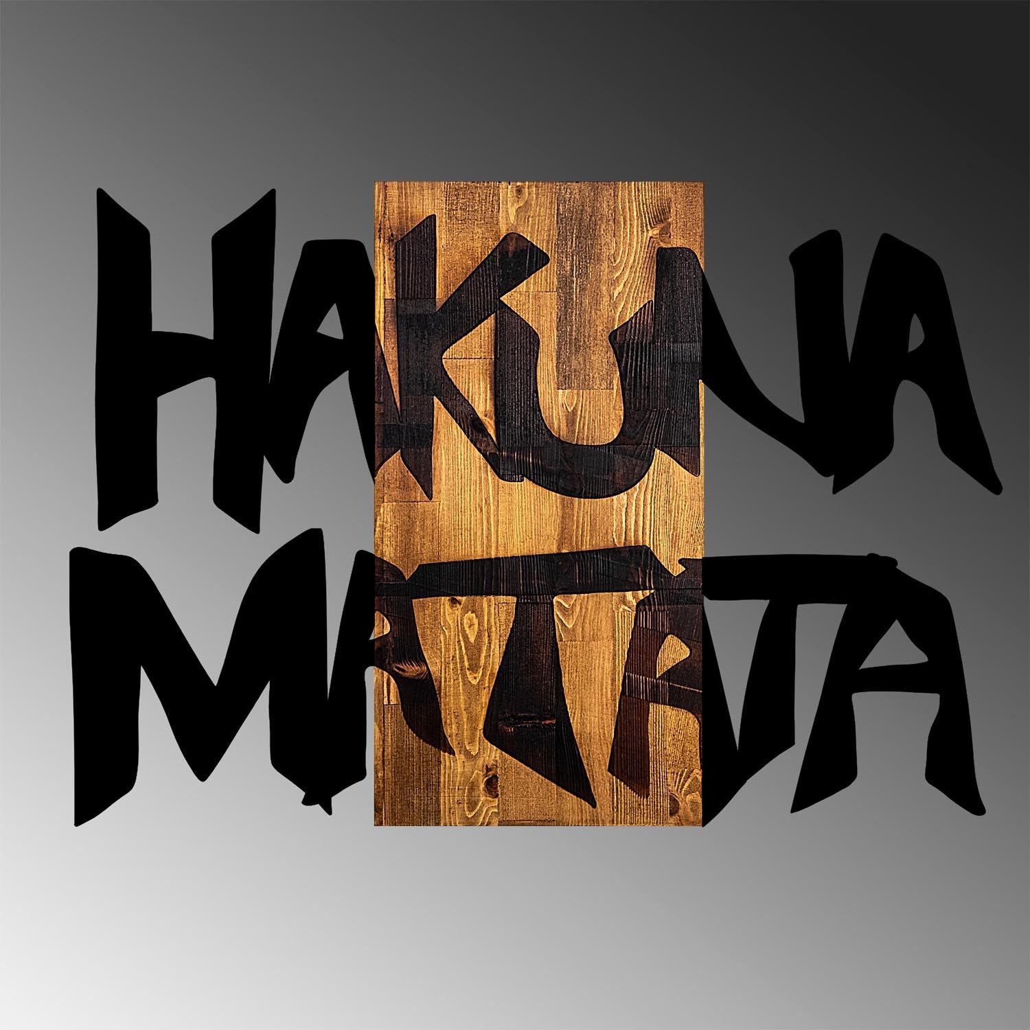 Entdecken Sie die Hakuna Matata 5 Wanddeko von Wallity – ein handgefertigtes Kunstwerk aus echtem Holz, das Ihrem Raum Stil und Wärme verleiht.