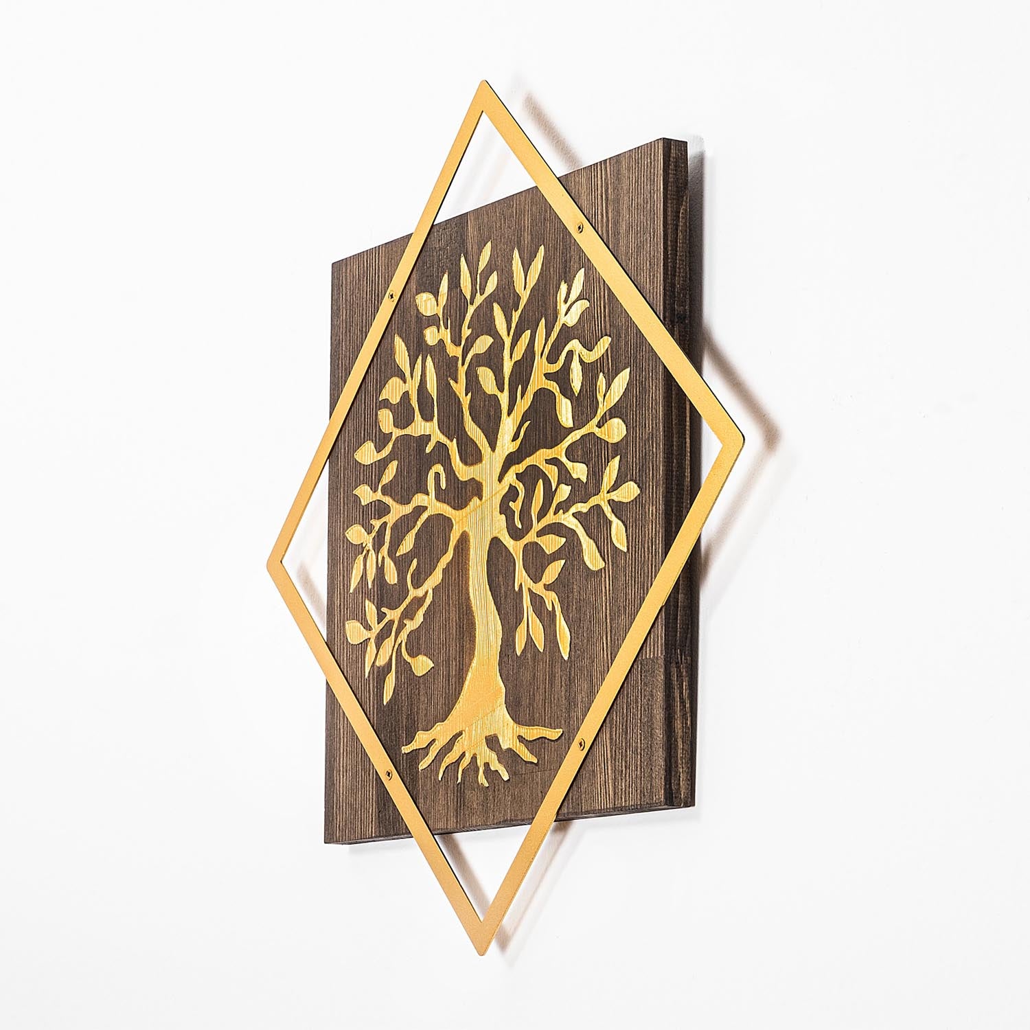 Gestalten Sie Ihre Wände neu mit der Tree v2 Wanddeko in Walnuss Gold von Wallity – ein stilvolles Accessoire aus edlem Holz und modernem Metall.