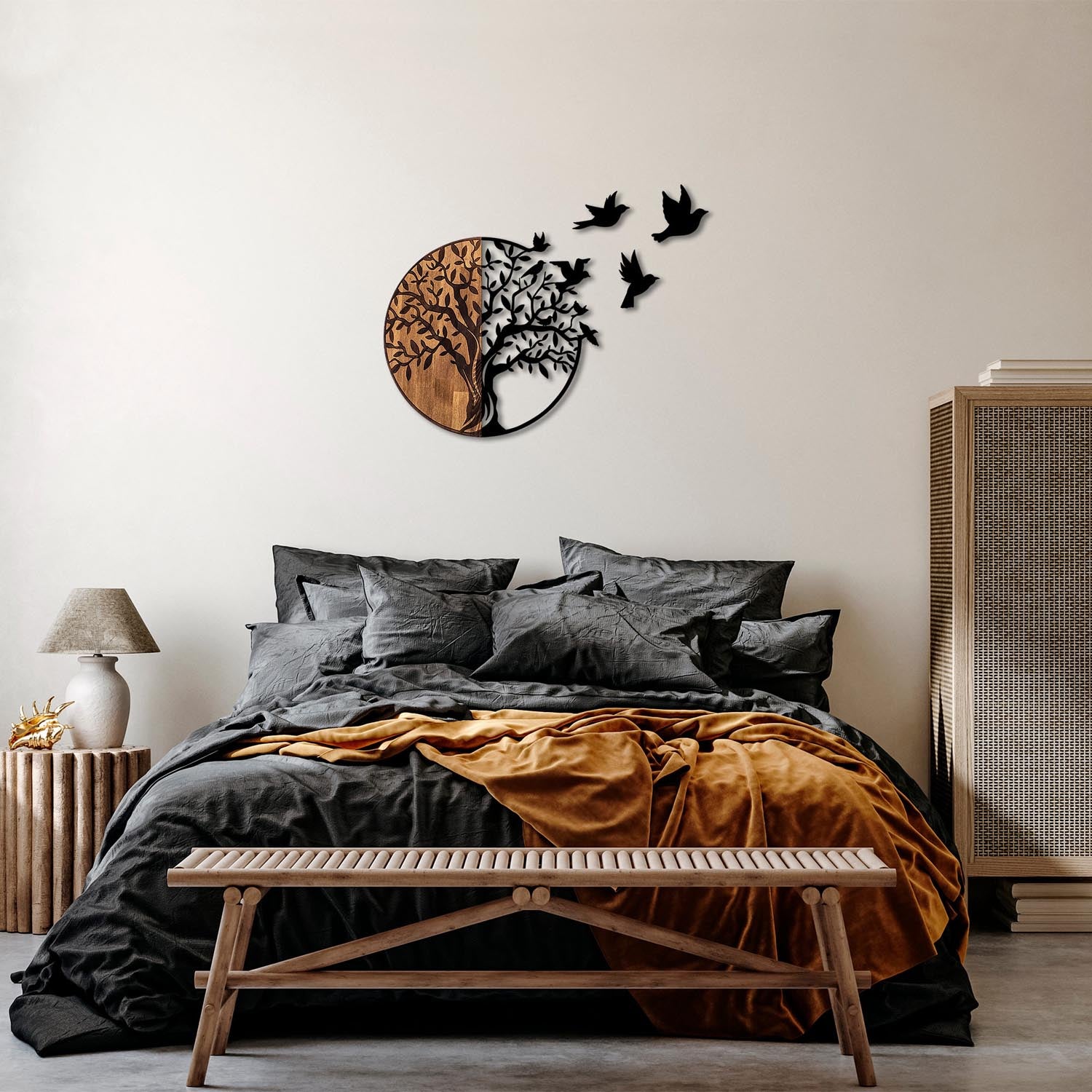 Entdecken Sie die Tree And Birds Wanddeko in Schwarznuss von Wallity – ein stilvolles, handgefertigtes Wandaccessoire aus Holz und Metall, das jeden Raum verzaubert.