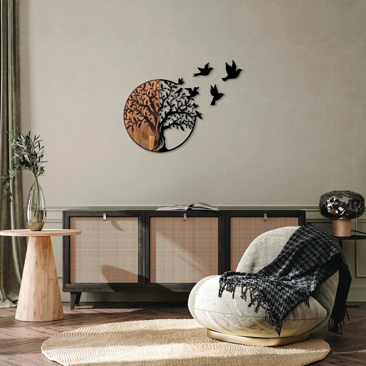 Verleihen Sie Ihrem Zuhause mit der Tree And Birds Wanddeko in Schwarznuss von Wallity einen eleganten Akzent. Handgefertigt aus Holz und Metall, ist dieses Kunstwerk ein echter Blickfang.
