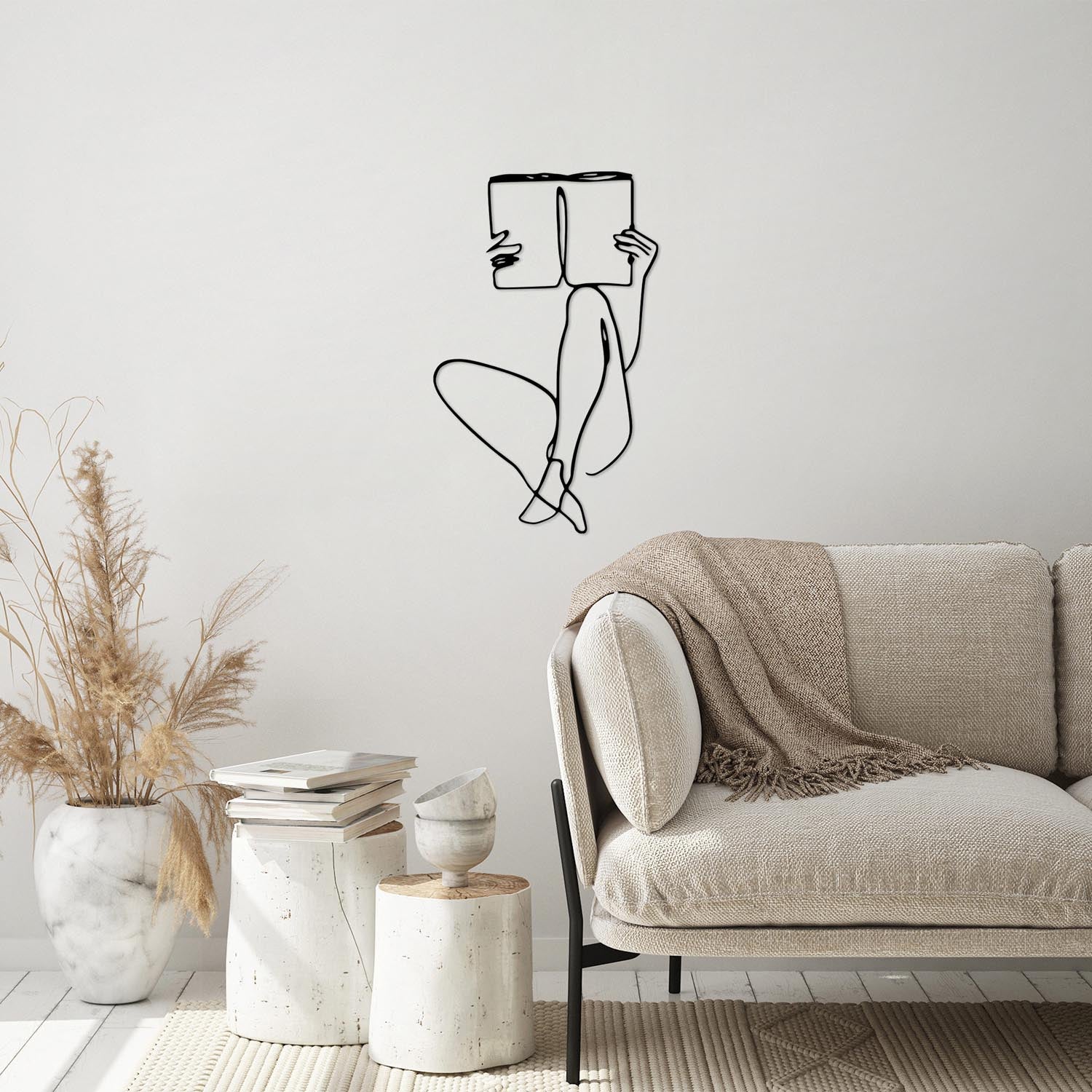 Verleihen Sie Ihrem Raum mit der eleganten Book Reading Wanddeko in Schwarz von Wallity einen stilvollen Akzent. Hochwertiges Metall, zeitloses Design.