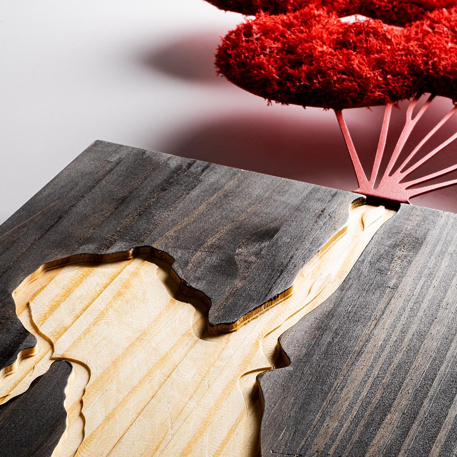 Entdecken Sie die Banksy Wanddeko von Wallity in edlem Walnuss, Braun und Rot – ein einzigartiges Holzaccessoire, das jeden Raum stilvoll aufwertet.