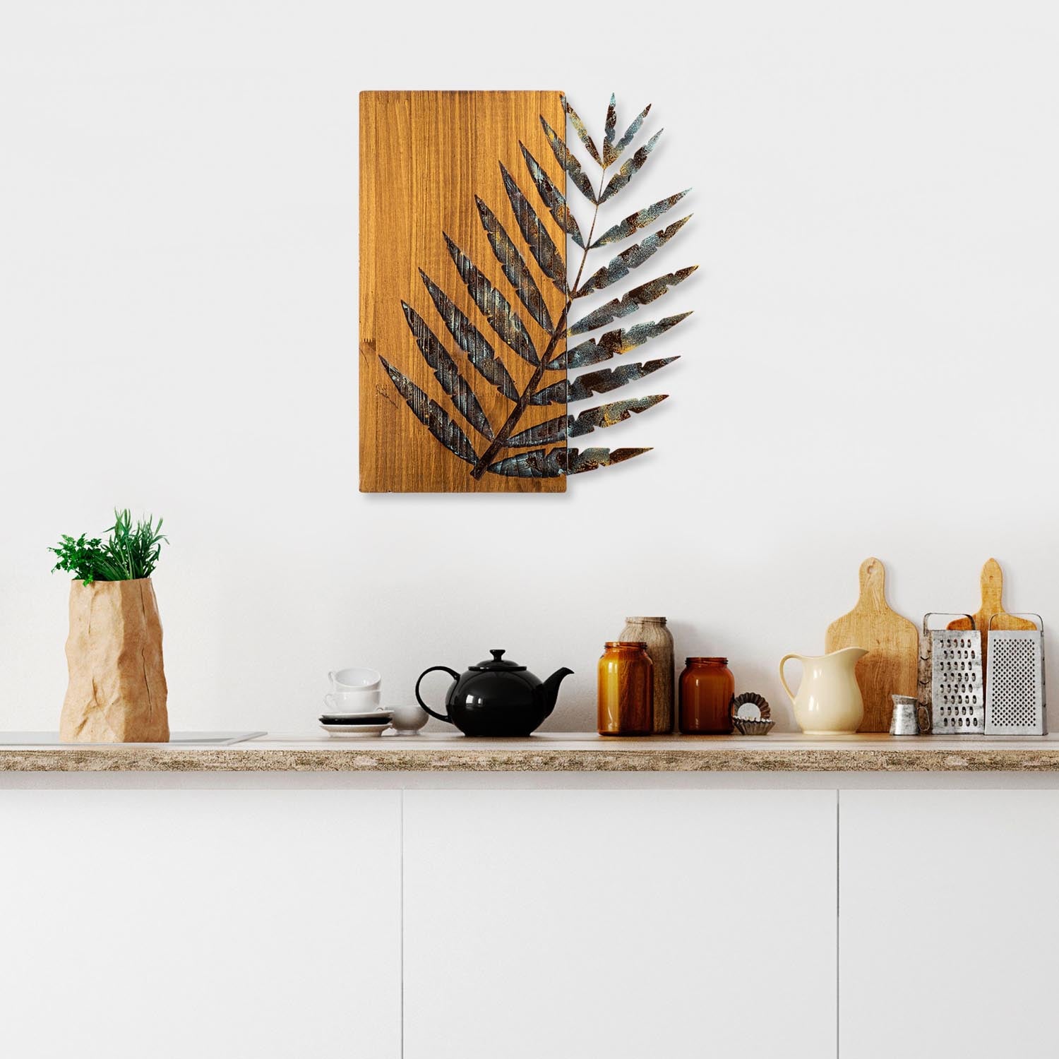 Entdecken Sie die handgemalte Leaf 3 Wanddeko von Wallity – ein einzigartiges Holzkunstwerk, das jedem Raum Wärme und Stil verleiht.