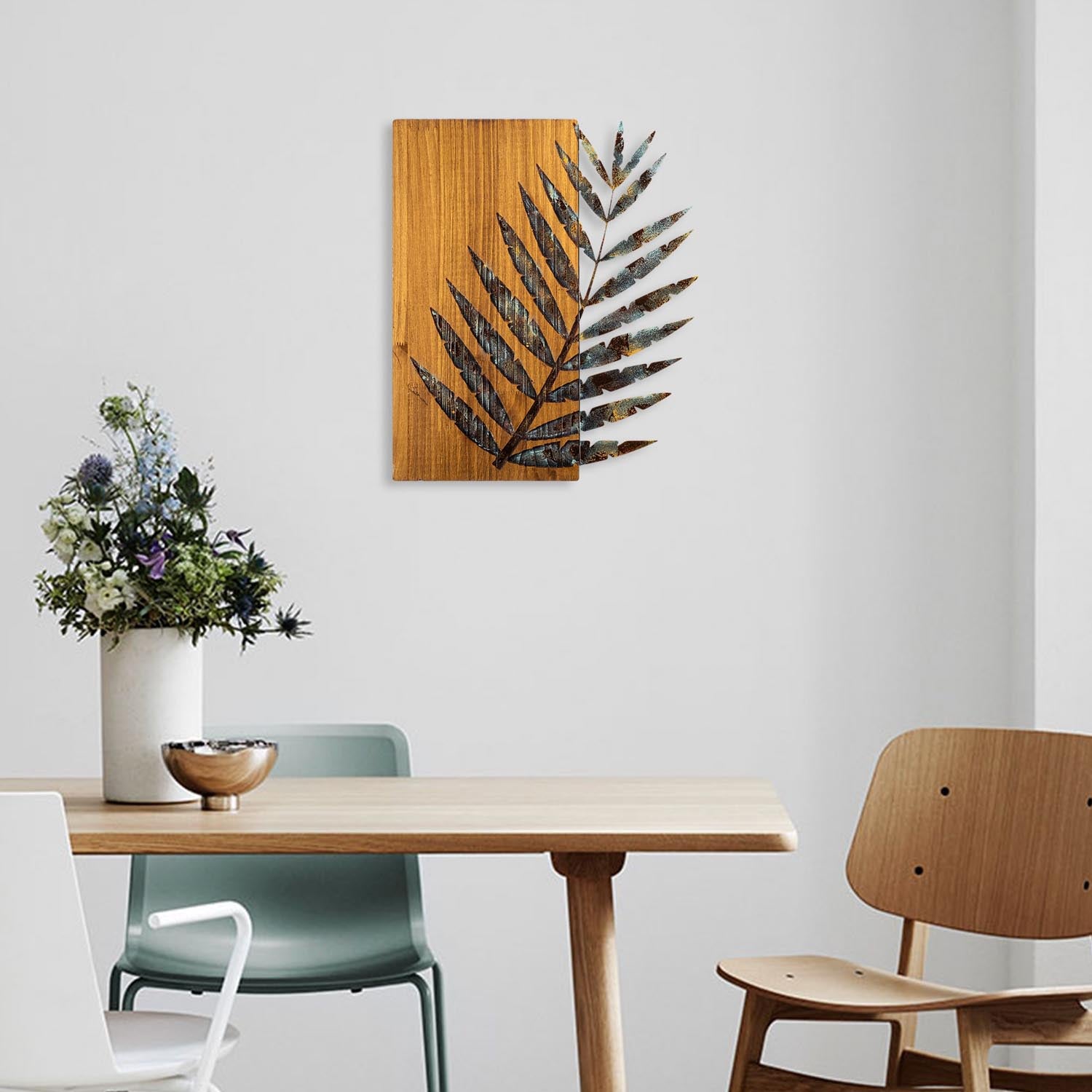 Entdecken Sie die Leaf 3 Wanddeko von Wallity – ein einzigartiges, handgemaltes Holzkunstwerk, das jedem Raum Wärme und Stil verleiht.