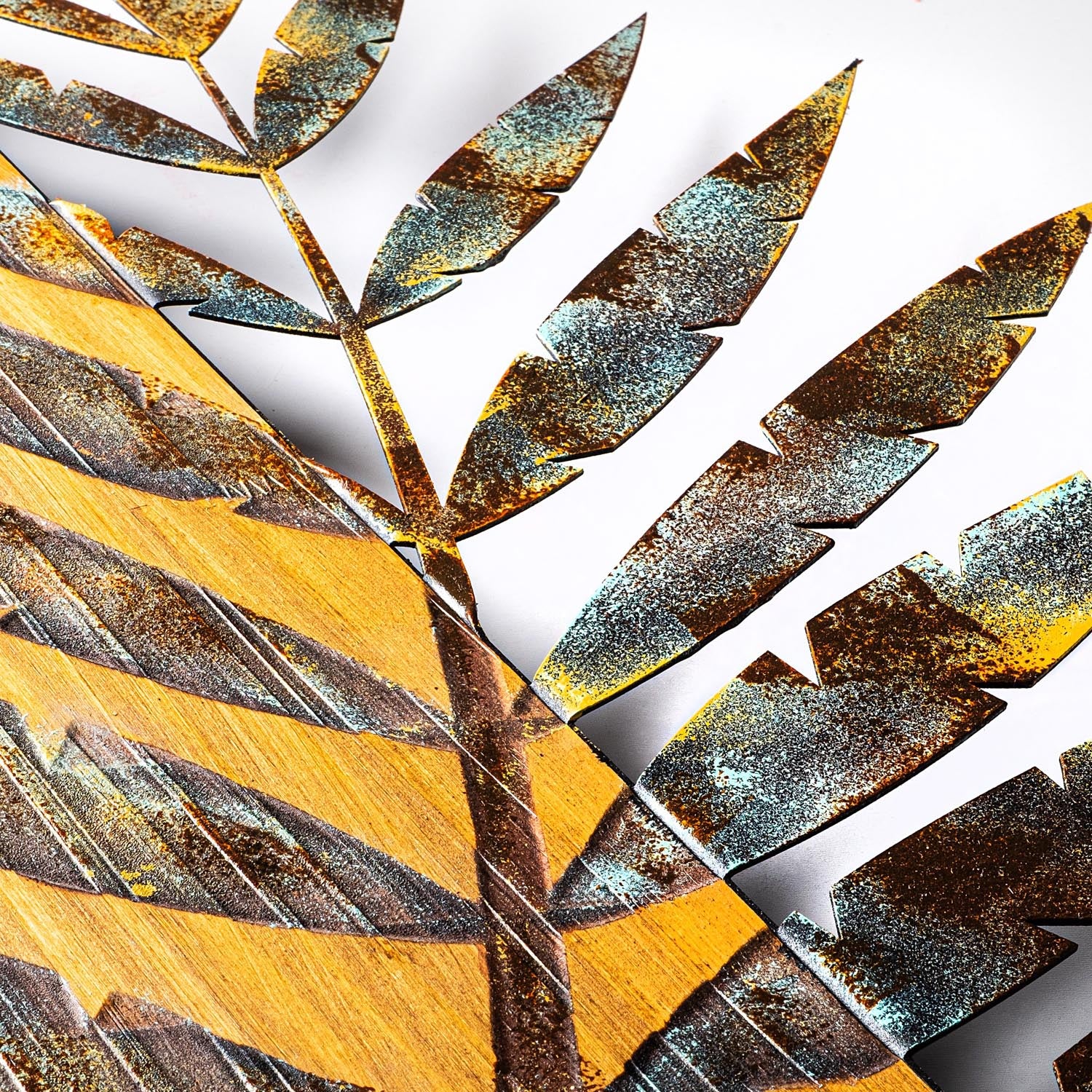 Entdecken Sie die Leaf 3 Wanddeko von Wallity – ein handgefertigtes Kunstwerk aus echtem Holz, das jedem Raum Wärme und Stil verleiht.