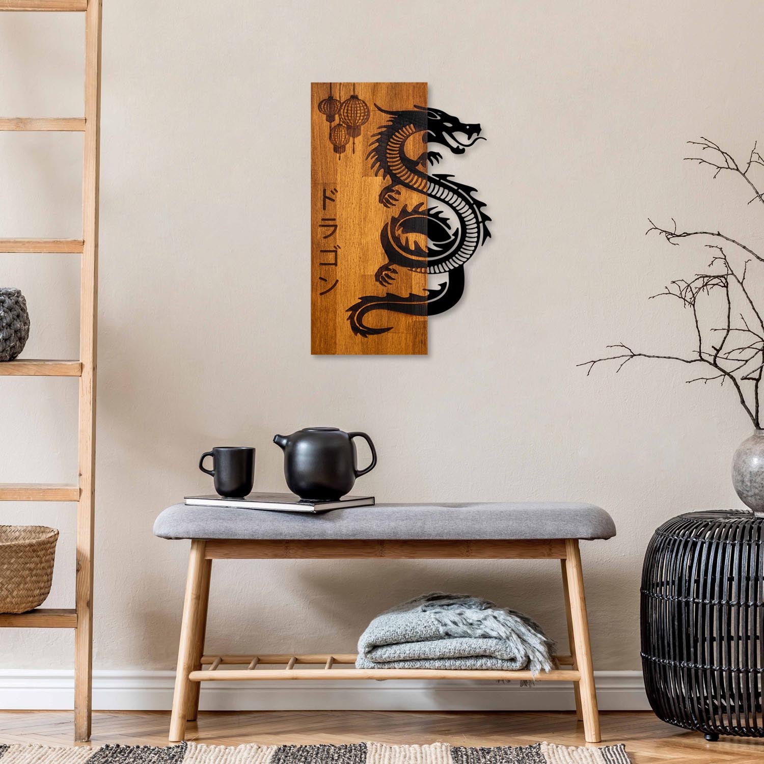 Verleihen Sie Ihrem Raum mit der Dragon Wanddeko in Walnuss Schwarz von Wallity einen stilvollen Akzent. Handgefertigt aus echtem Holz, vereint sie Eleganz und Langlebigkeit.