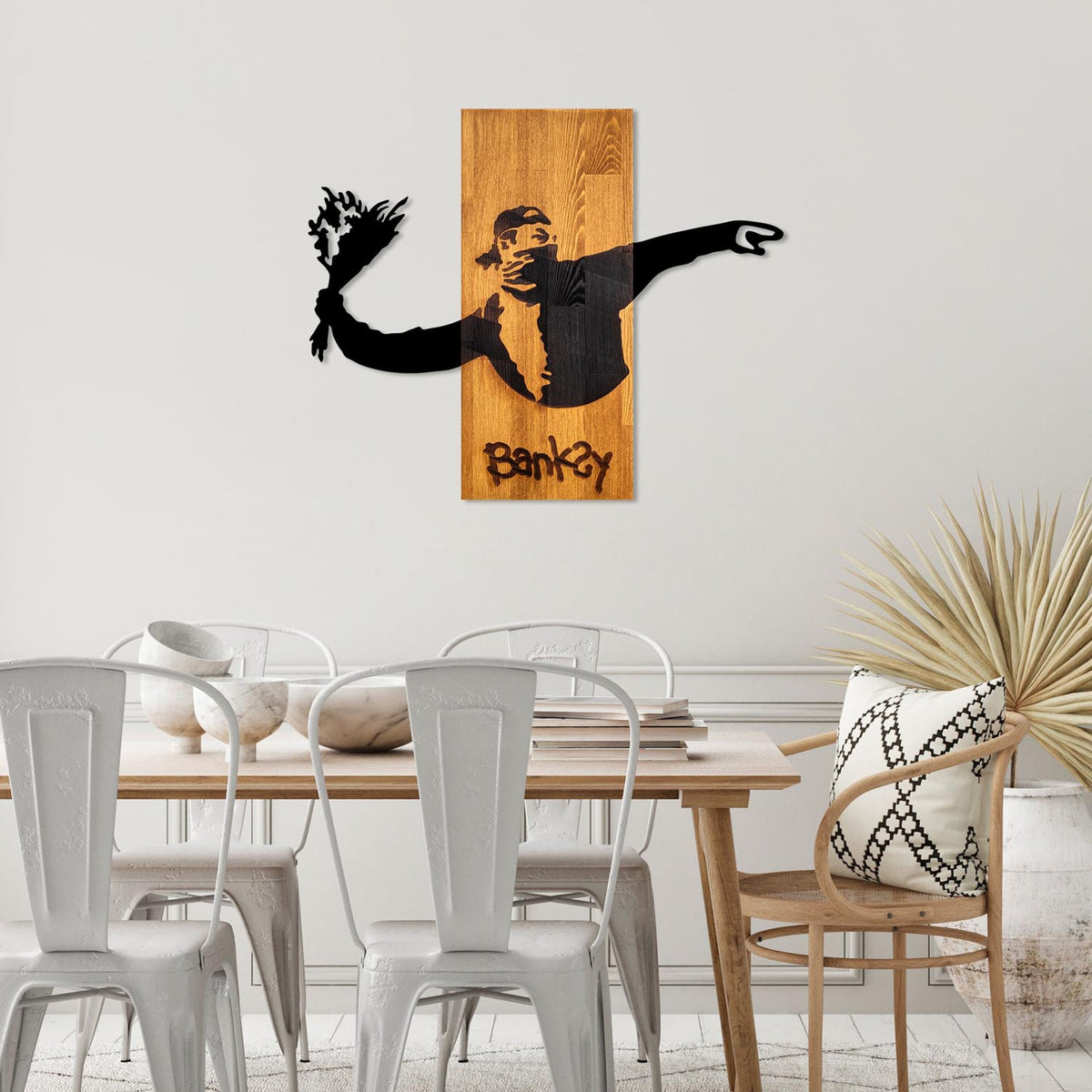 Banksy Wanddeko - Walnuss Schwarz in Walnuss Schwarz präsentiert im Onlineshop von KAQTU Design AG. Wanddeko ist von Wallity