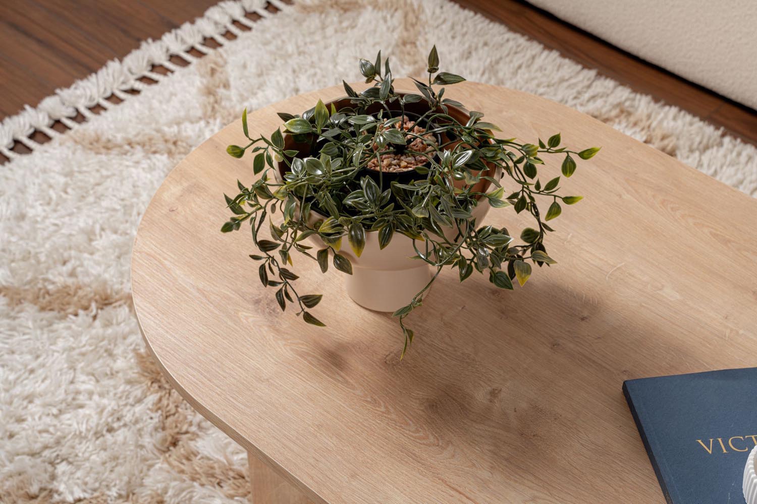 Entdecken Sie den Sable Sofatisch in Saphir-Eiche von Nordure – ein zeitloses Möbelstück, das Eleganz und Funktionalität in Ihr Zuhause bringt.