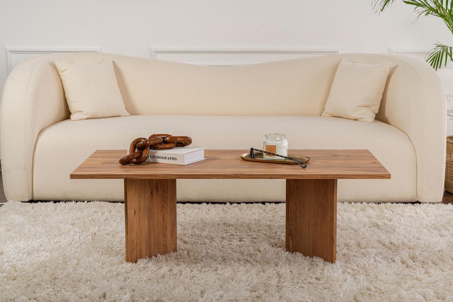 Erleben Sie den charmanten Sabin Sofatisch aus Atlantischer Kiefer von Nordure. Ein stilvolles Möbelstück, das Eleganz und Funktionalität vereint.