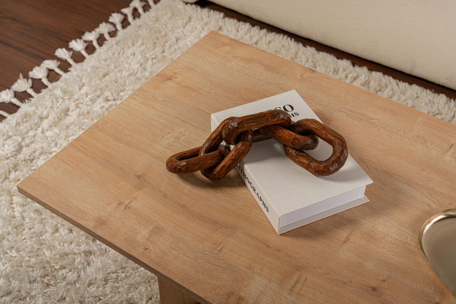 Entdecken Sie den Sabin Sofatisch aus Saphir-Eiche von Nordure – ein stilvolles Möbelstück, das Eleganz und Wärme in Ihr Zuhause bringt.