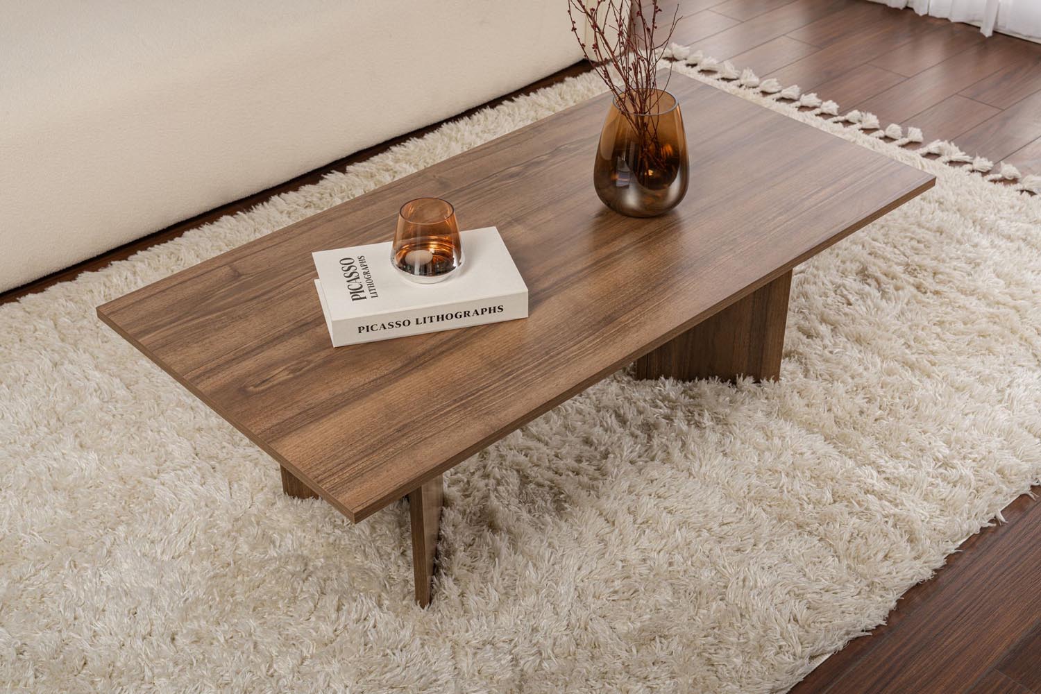 Eleganter Walnuss-Kaffeetisch von Nordure, der Ihr Wohnzimmer aufwertet. Robust, stilvoll und perfekt für jeden Einrichtungsstil.