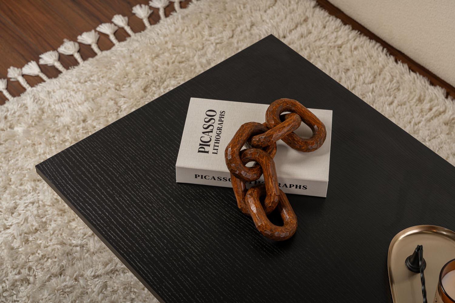 Entdecken Sie den Sabin Sofatisch in Holz Schwarz von Nordure – ein stilvolles Möbelstück, das Wärme und Raffinesse in Ihr Zuhause bringt.