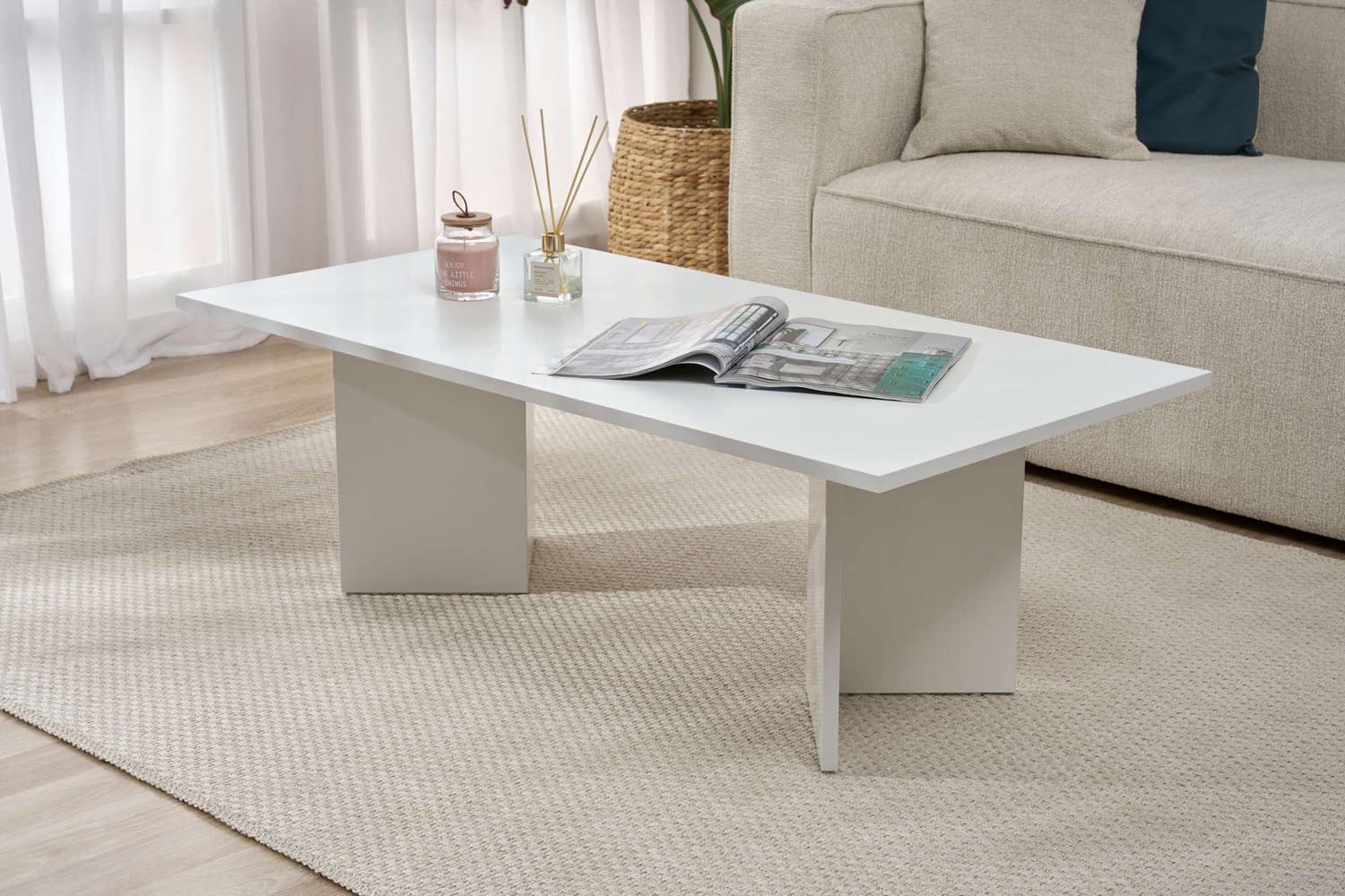 Entdecken Sie den eleganten Sabin Sofatisch in Weiß von Nordure. Ideal für stilvolle Wohnräume, vereint er Funktionalität und modernes Design.