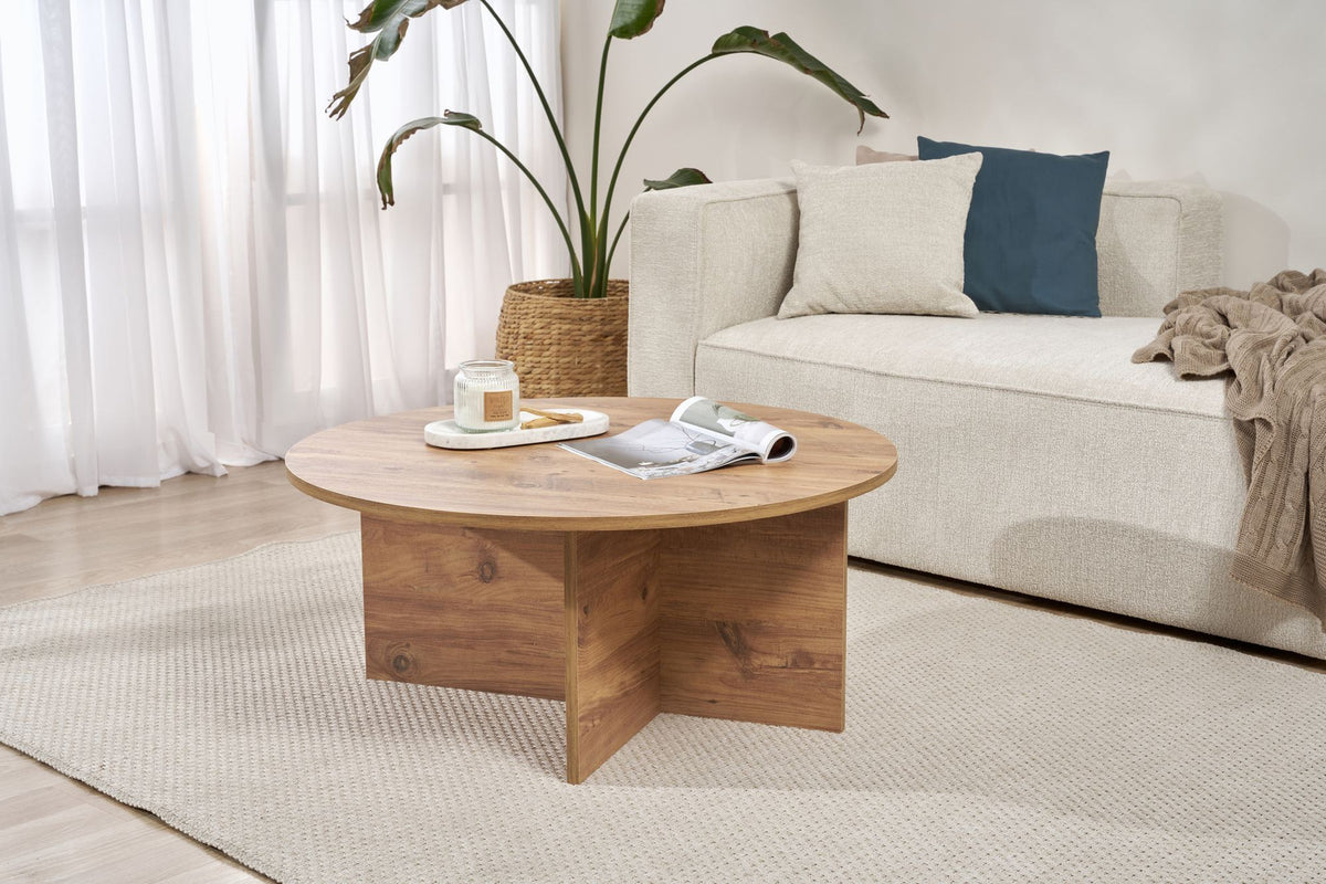 Quadratischer Couchtisch aus melaminbeschichteter Spanplatte in Atlantik Kiefer, 90 x 90 x 40 cm, schlichte Optik im Wohnzimmer.