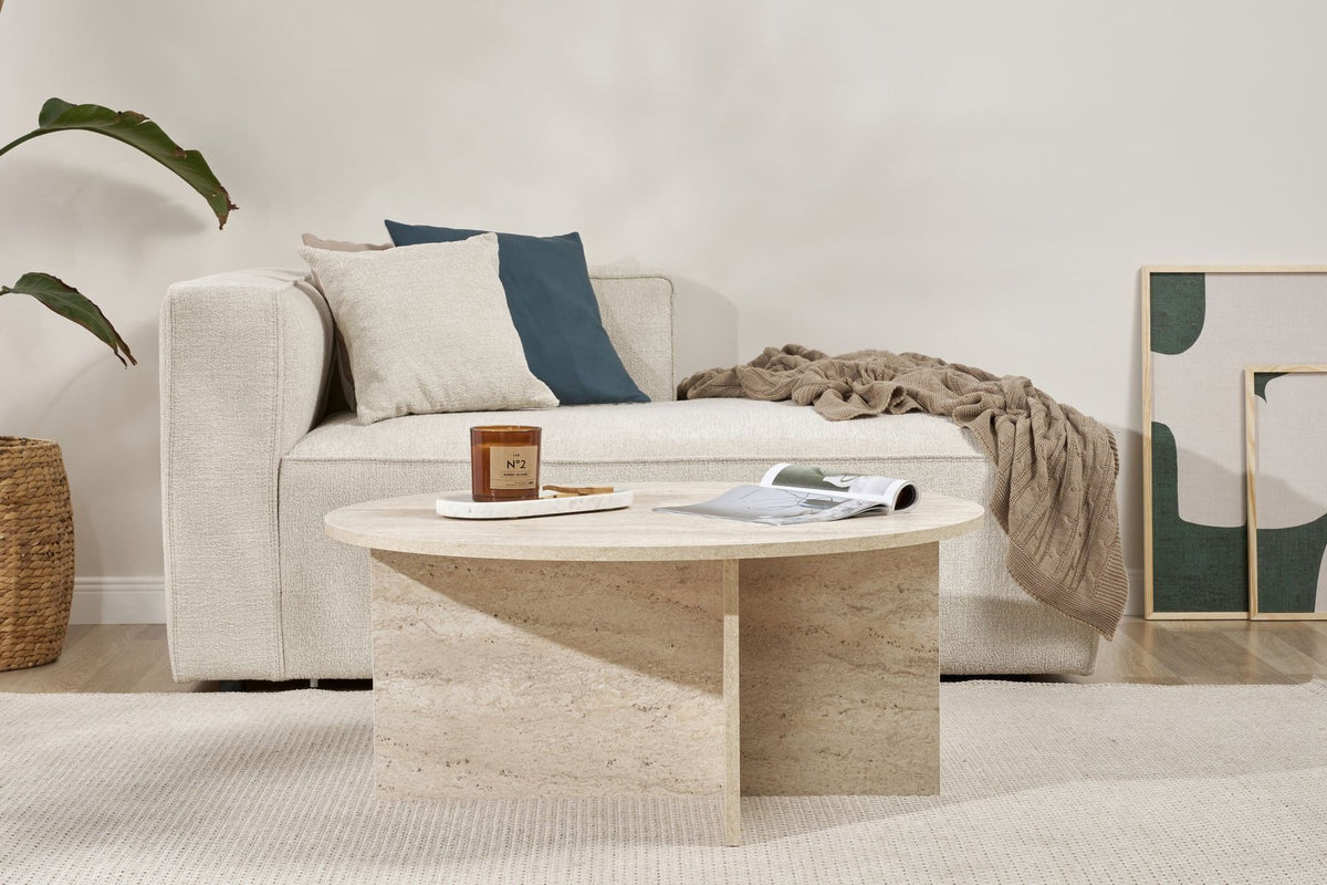 Quadratischer Couchtisch in Travertin-Optik aus melaminbeschichteter Spanplatte, schlichtes Design, Masse 90x90x40 cm, Hersteller Nordure.