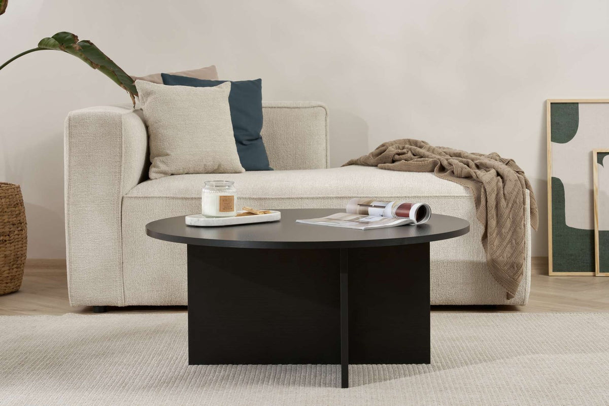 Quadratischer Couchtisch Soleil von Nordure in Holzschwarz, Oberfläche aus melaminbeschichteter Spanplatte, schlichte Tischplatte mit geraden Kanten.