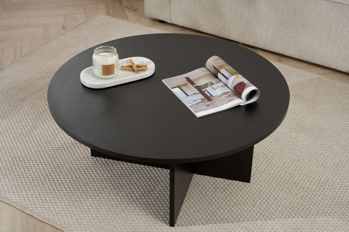 Quadratischer Couchtisch Soleil von Nordure in Holzschwarz, Oberfläche aus melaminbeschichteter Spanplatte, schlichte Tischplatte mit geraden Kanten.