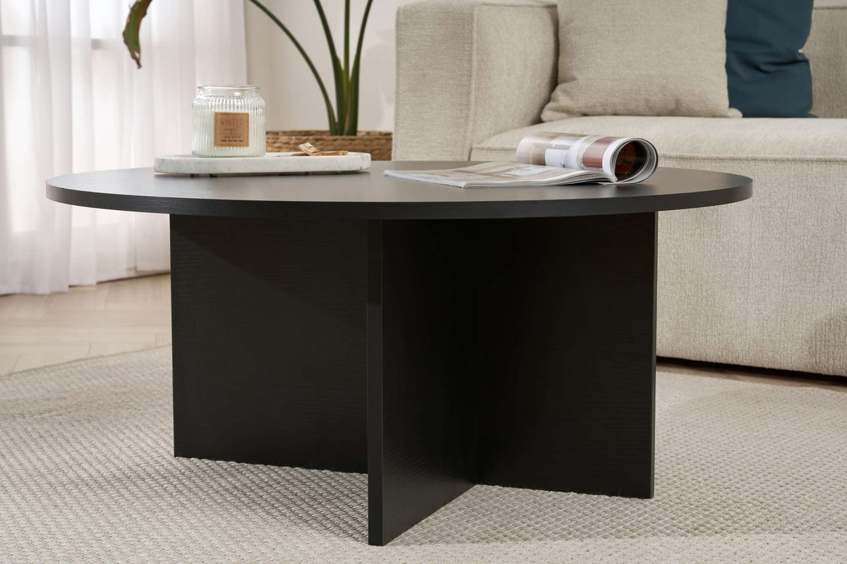 Quadratischer Couchtisch Soleil von Nordure in Holzschwarz, Oberfläche aus melaminbeschichteter Spanplatte, schlichte Tischplatte mit geraden Kanten.