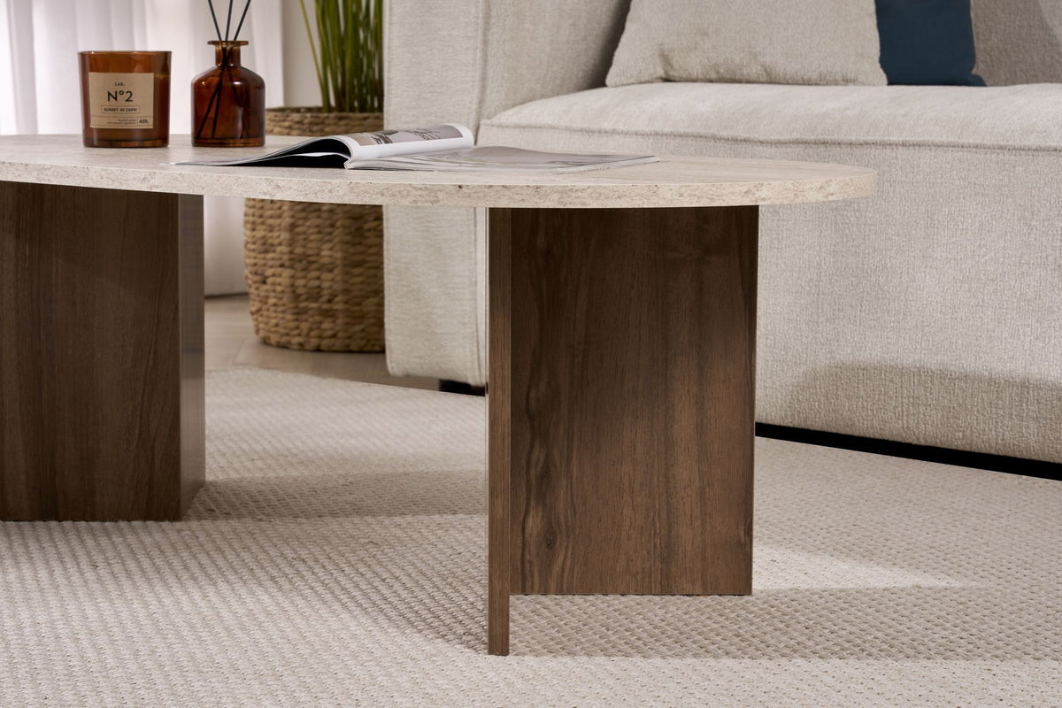 Couchtisch Sable von Nordure mit Tischplatte in Travertin-Optik und Gestell in Venezia-Walnuss-Optik, rechteckige Form, 119 x 60 x 40 cm.