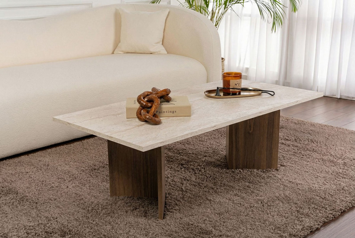 Couchtisch aus melaminbeschichteter Spanplatte in Travertin-Optik mit Venezia-Walnuss-Dekor, rechteckige Form, schlanke Beine, Nordure Sabin Serie.