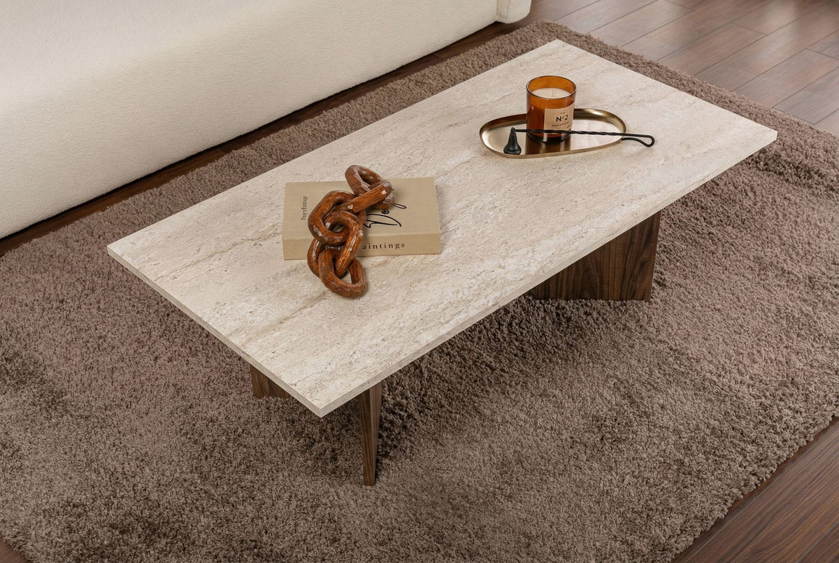 Couchtisch aus melaminbeschichteter Spanplatte in Travertin-Optik mit Venezia-Walnuss-Dekor, rechteckige Form, schlanke Beine, Nordure Sabin Serie.