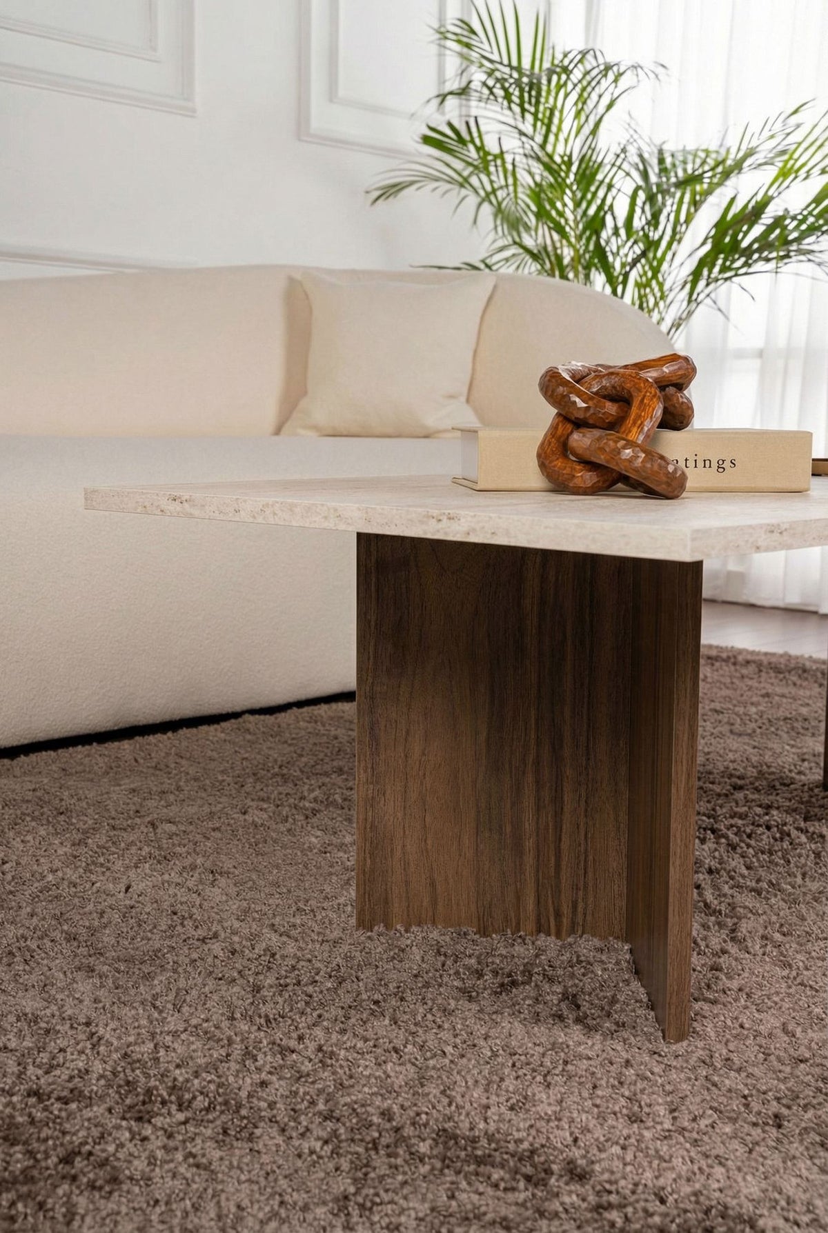 Couchtisch aus melaminbeschichteter Spanplatte in Travertin-Optik mit Venezia-Walnuss-Dekor, rechteckige Form, schlanke Beine, Nordure Sabin Serie.