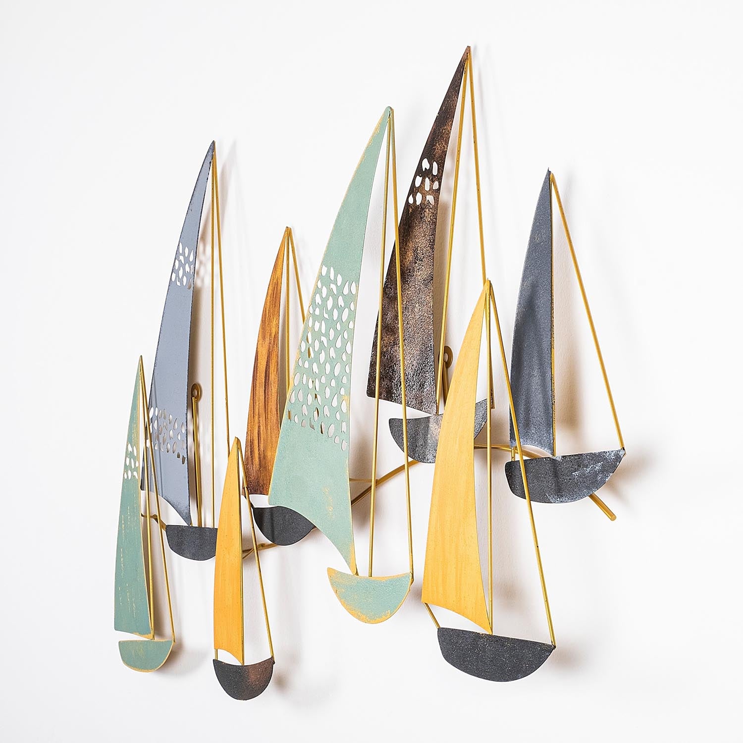 Entdecken Sie die Yavuz Wanddeko von Wallity – ein einzigartiges, handgefertigtes Metallkunstwerk, das jedem Raum Stil und Raffinesse verleiht.