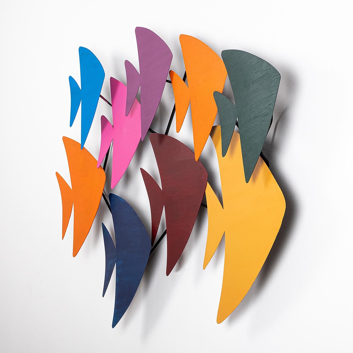 Entdecken Sie die Cırgısın Wanddeko von Wallity – ein handgemachtes, mehrfarbiges Metall-Wandaccessoire, das jeden Raum in ein Kunstwerk verwandelt!