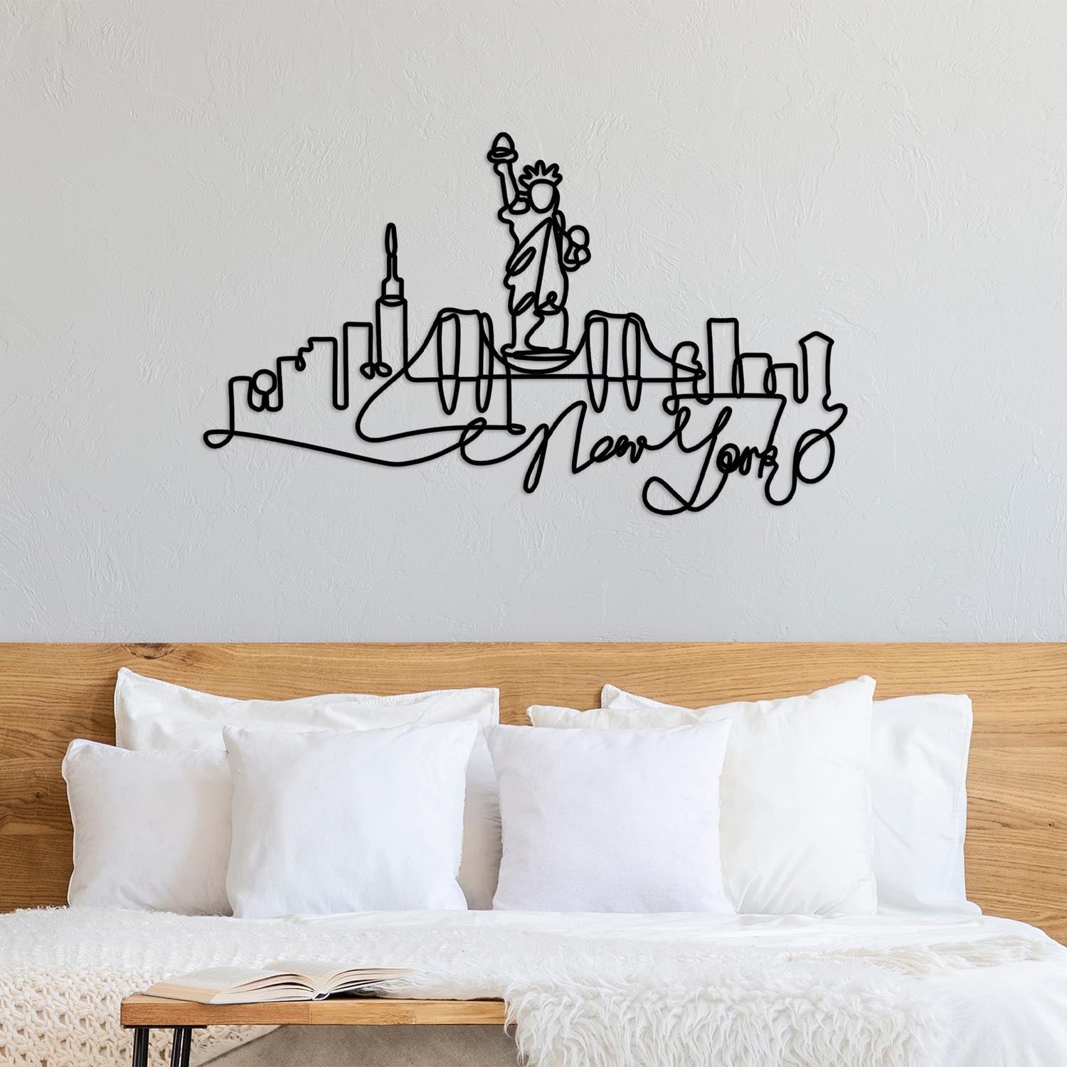 Verleihen Sie Ihrem Zuhause mit der Newyork Wanddeko von Wallity in Schwarz einen Hauch von Eleganz. Ein zeitloses Metall-Accessoire für stilvolle Akzente.