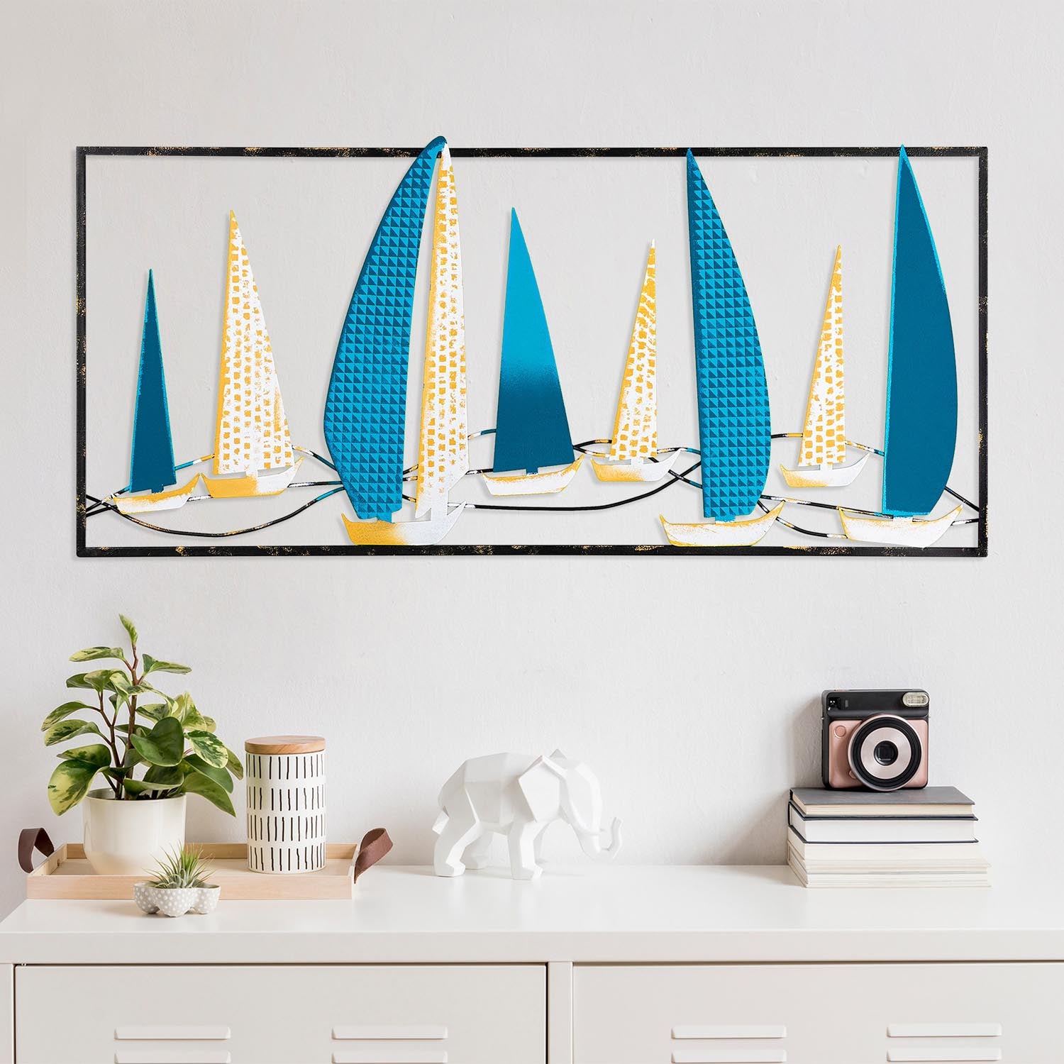 Entdecken Sie die Yelkenli 2 Wanddeko von Wallity – ein handgefertigtes Metallkunstwerk, das Ihrem Zuhause Eleganz und Stil verleiht.