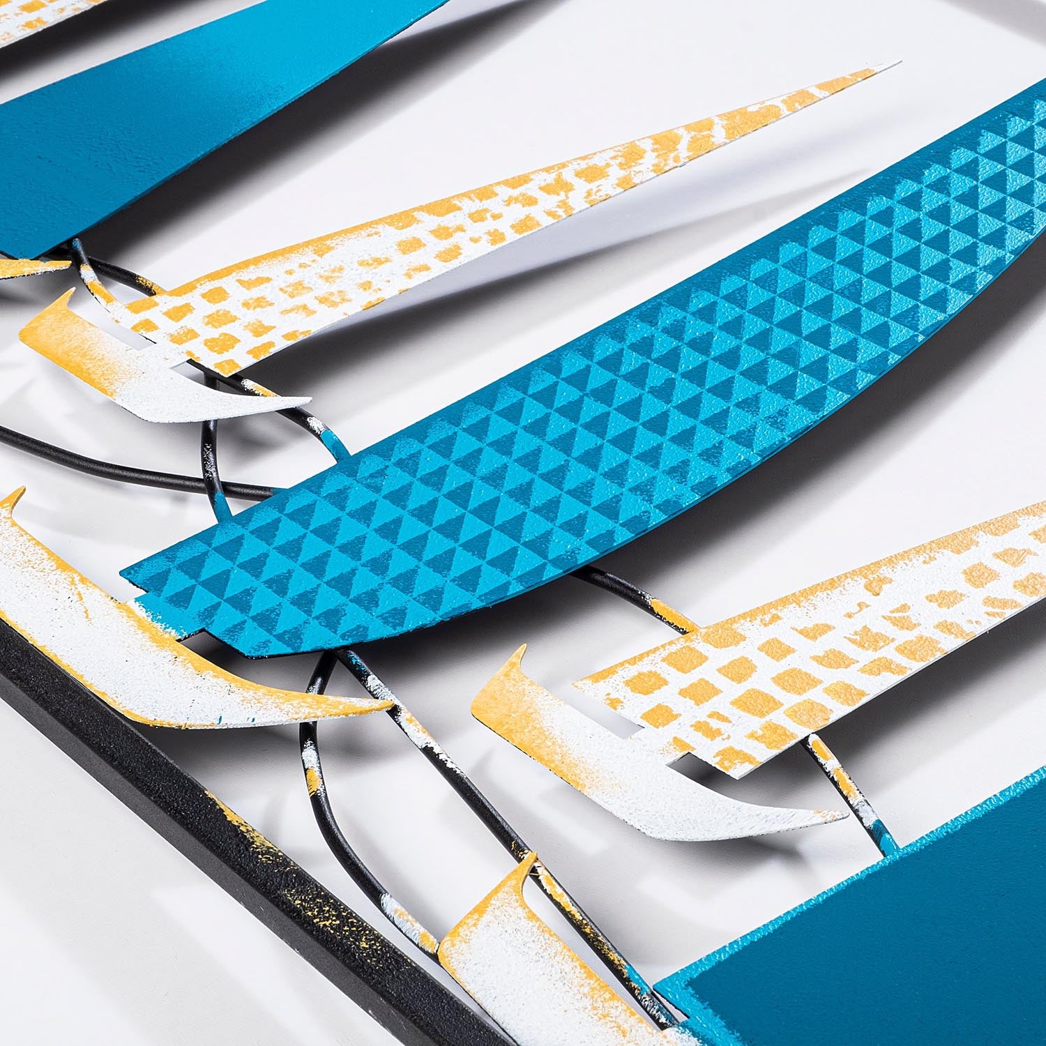 Verleihen Sie Ihrem Zuhause mit der Yelkenli 2 Wanddeko von Wallity einen Hauch von Raffinesse. Dieses handgefertigte Metallstück ist ein echter Blickfang!