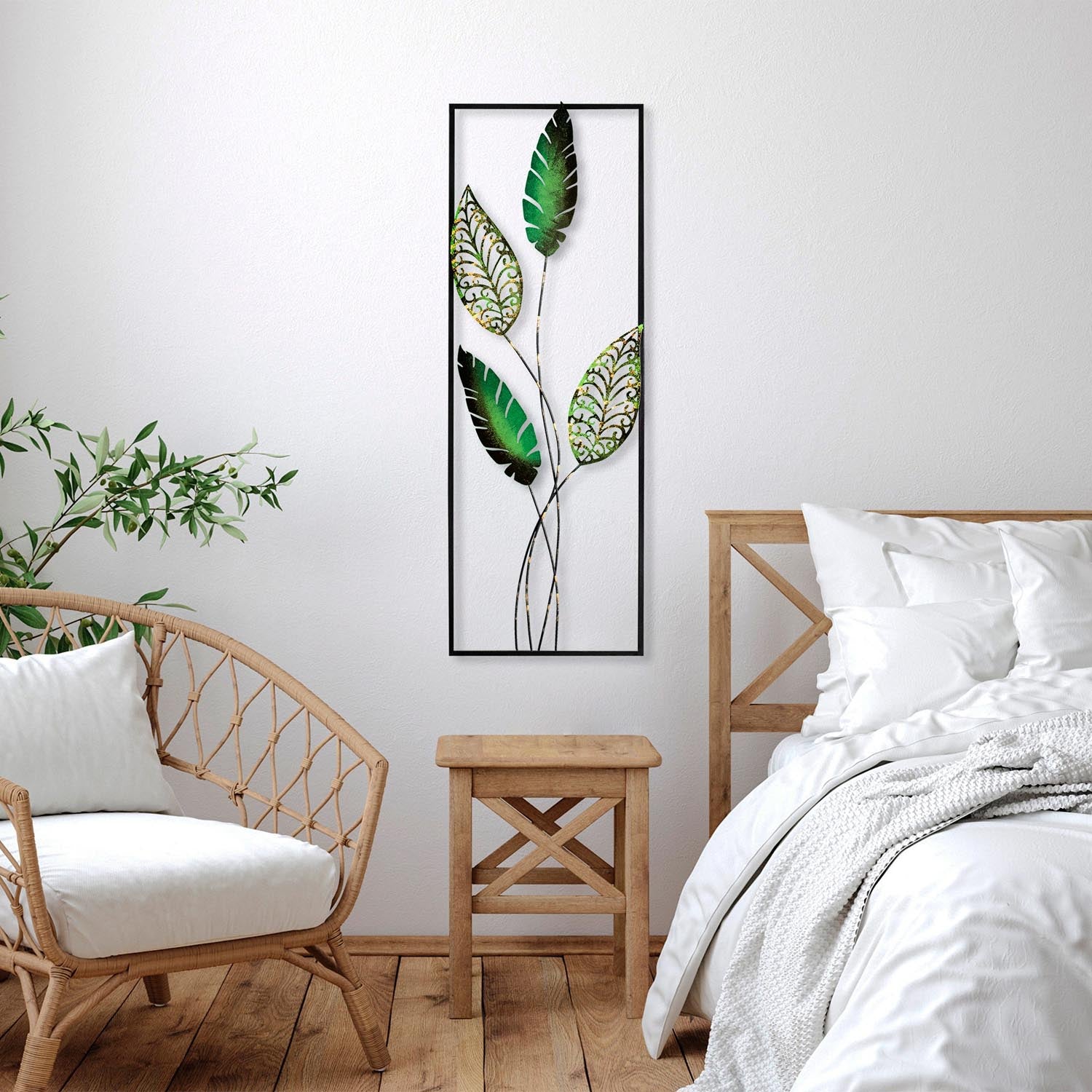 Verleihen Sie Ihrem Zuhause mit der Timeyi 3 Wanddeko von Wallity einen kreativen Akzent. Dieses handbemalte Metallkunstwerk begeistert durch lebendige Farben und einzigartiges Design.