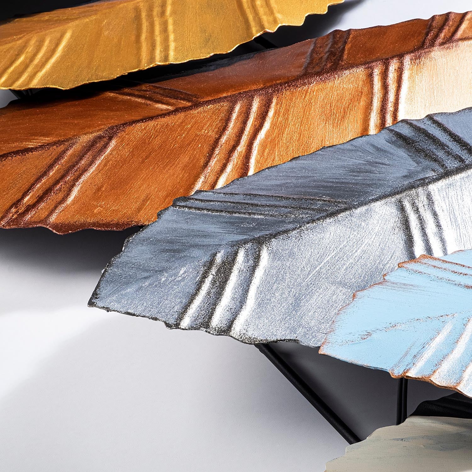 Verleihen Sie Ihrem Zuhause mit der Hornbeam 4 Wanddeko von Wallity einen Hauch von Eleganz. Handgefertigt aus Metall, einzigartig und farbenfroh!