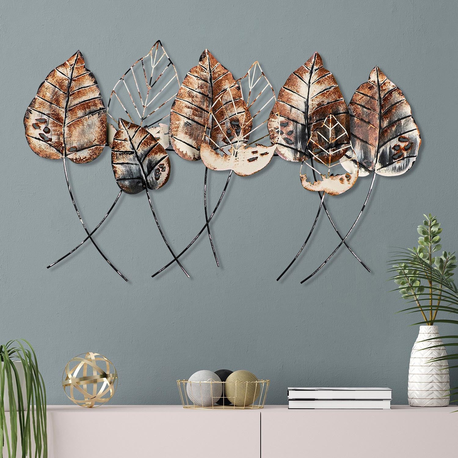 Entdecken Sie die elegante Wanddeko Casting Leaf 2 von Wallity. Handgefertigt aus Metall, verleiht sie jedem Raum einen einzigartigen Charme.