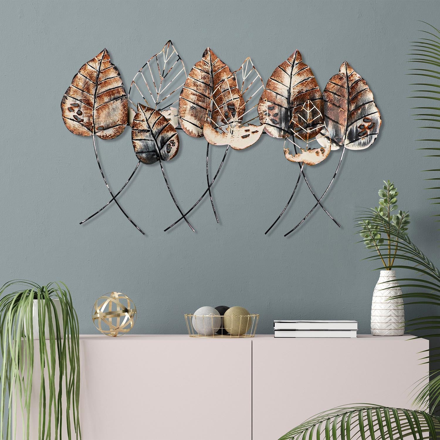 Verleihen Sie Ihrem Zuhause mit der mehrfarbigen Wanddeko Casting Leaf 2 von Wallity einen Hauch von Eleganz. Handgefertigt aus robustem Metall, ist sie ein einzigartiges Kunstwerk.