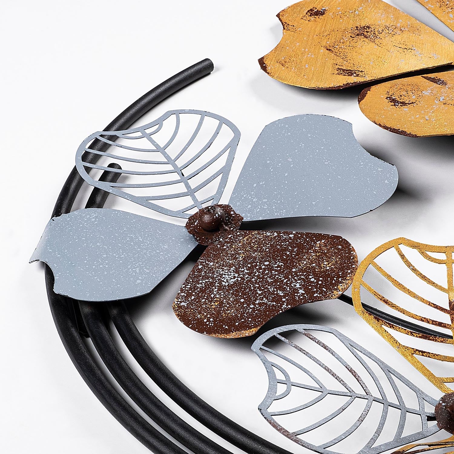 Gestalten Sie Ihre Wände neu mit der Haiyang 2 Wanddeko von Wallity. Dieses exquisite, handgefertigte Metallstück bringt Eleganz und Stil in jeden Raum.