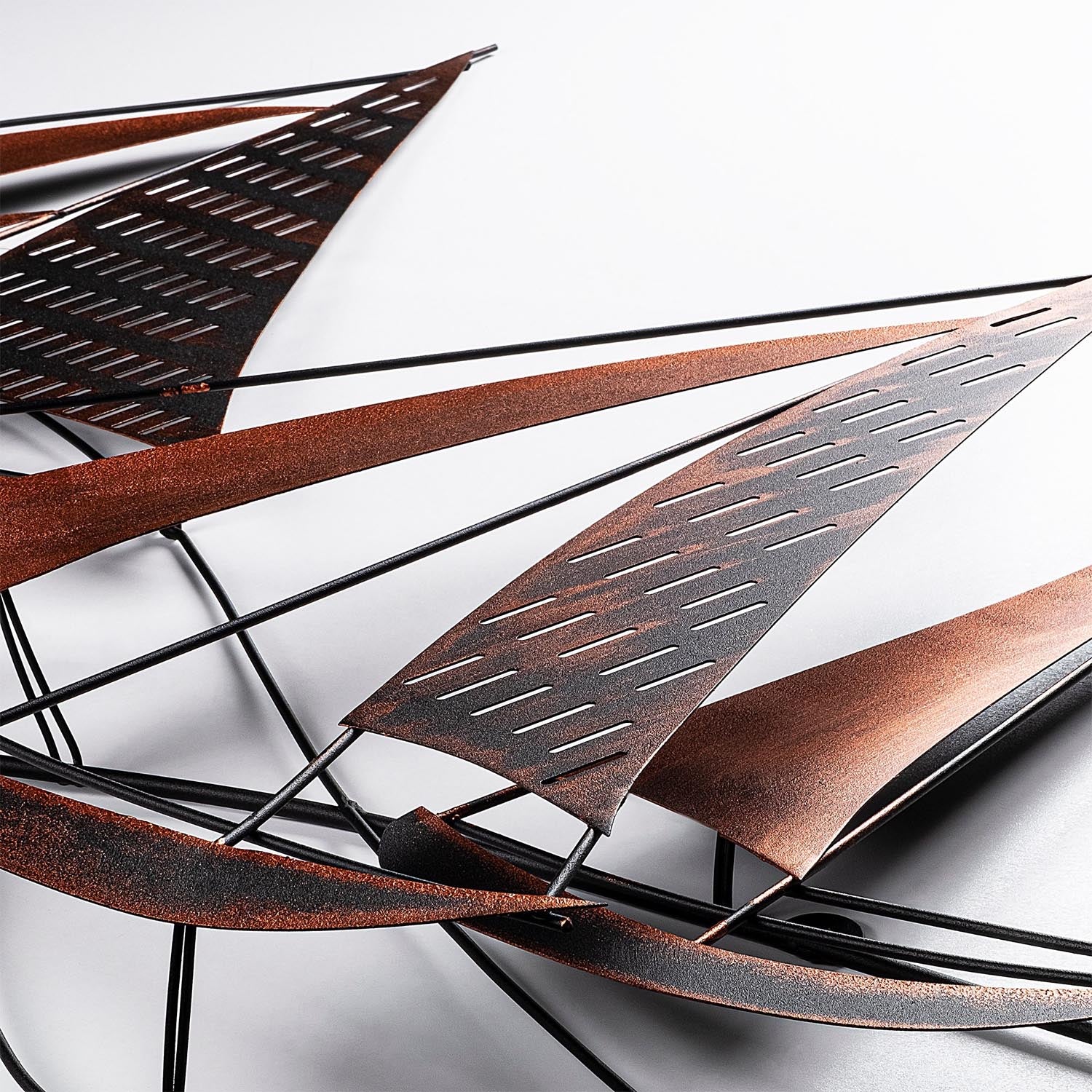 Verleihen Sie Ihrem Zuhause mit der Barbaros 3 Wanddeko von Wallity einen Hauch von Eleganz. Dieses handgefertigte Metallstück ist ein einzigartiges Kunstwerk, das jeden Raum aufwertet.