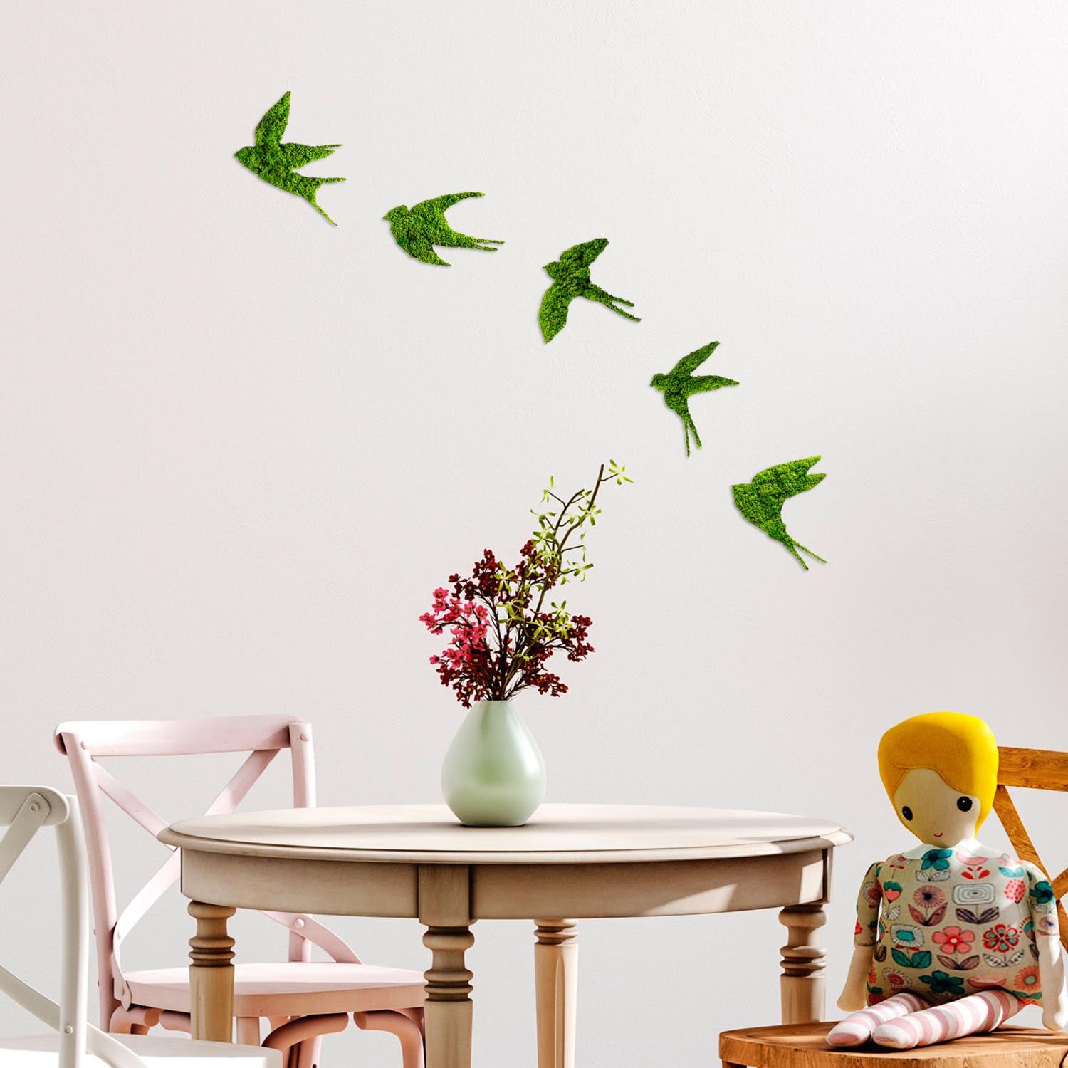 Entdecken Sie die handgefertigte Wanddeko "Swallows" von Wallity in leuchtendem Grün. Ein elegantes Kunstwerk, das Ihre Wände verzaubert!