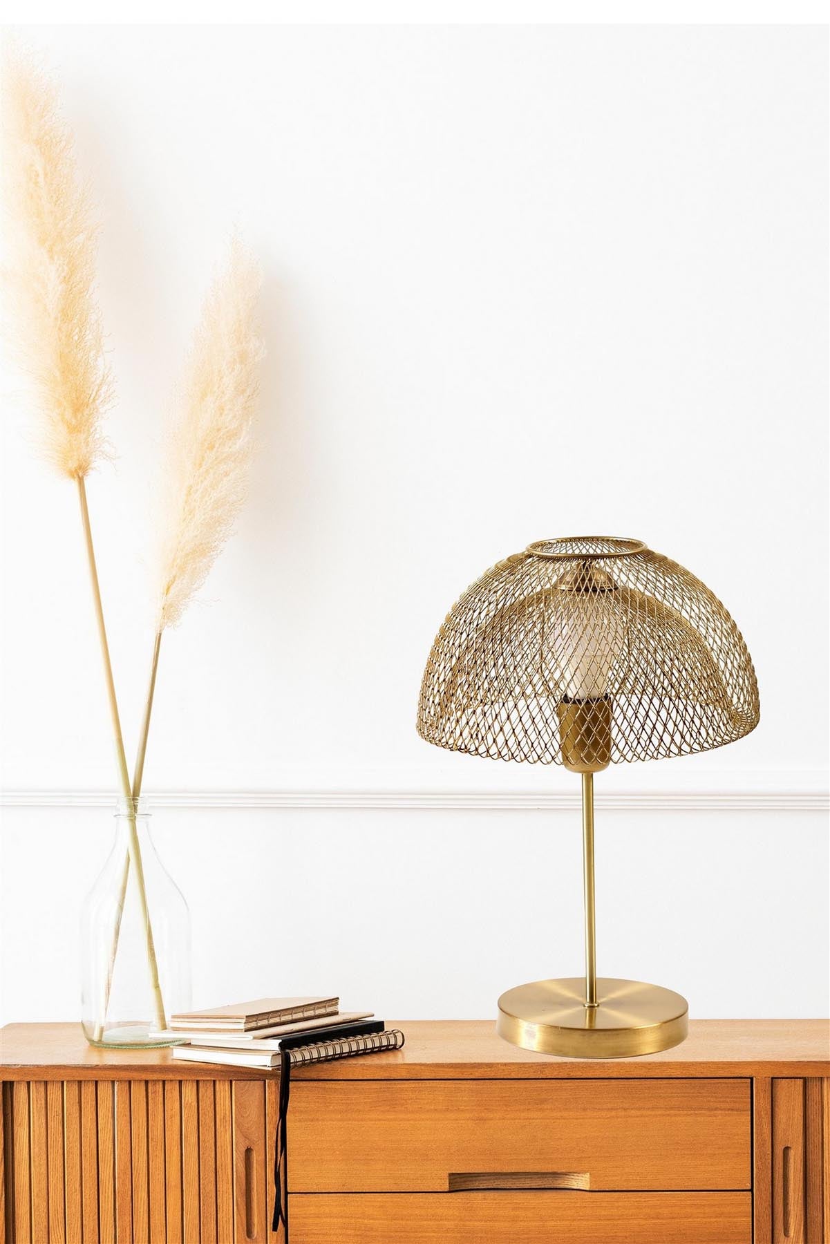 Entdecken Sie die elegante Lungo Eskitme Tischlampe in Gold von Opviq. Perfekte Kombination aus Stil und Funktionalität für Ihr Zuhause.