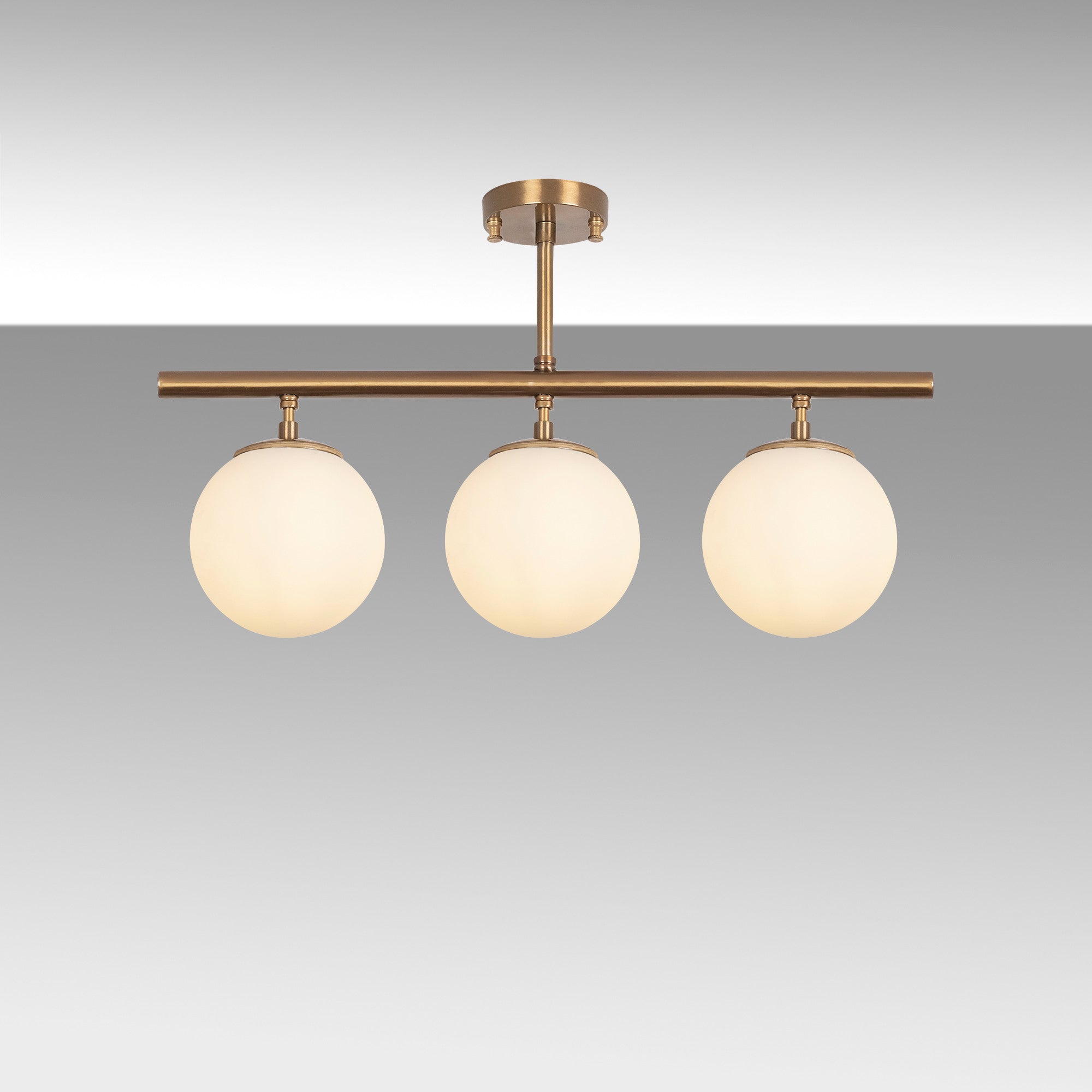 Entdecken Sie die Atmaca Deckenleuchte von Opviq – ein eleganter Vintage-Kronleuchter, der mit seinem raffinierten Design und sanftem Licht jeden Raum stilvoll erhellt.