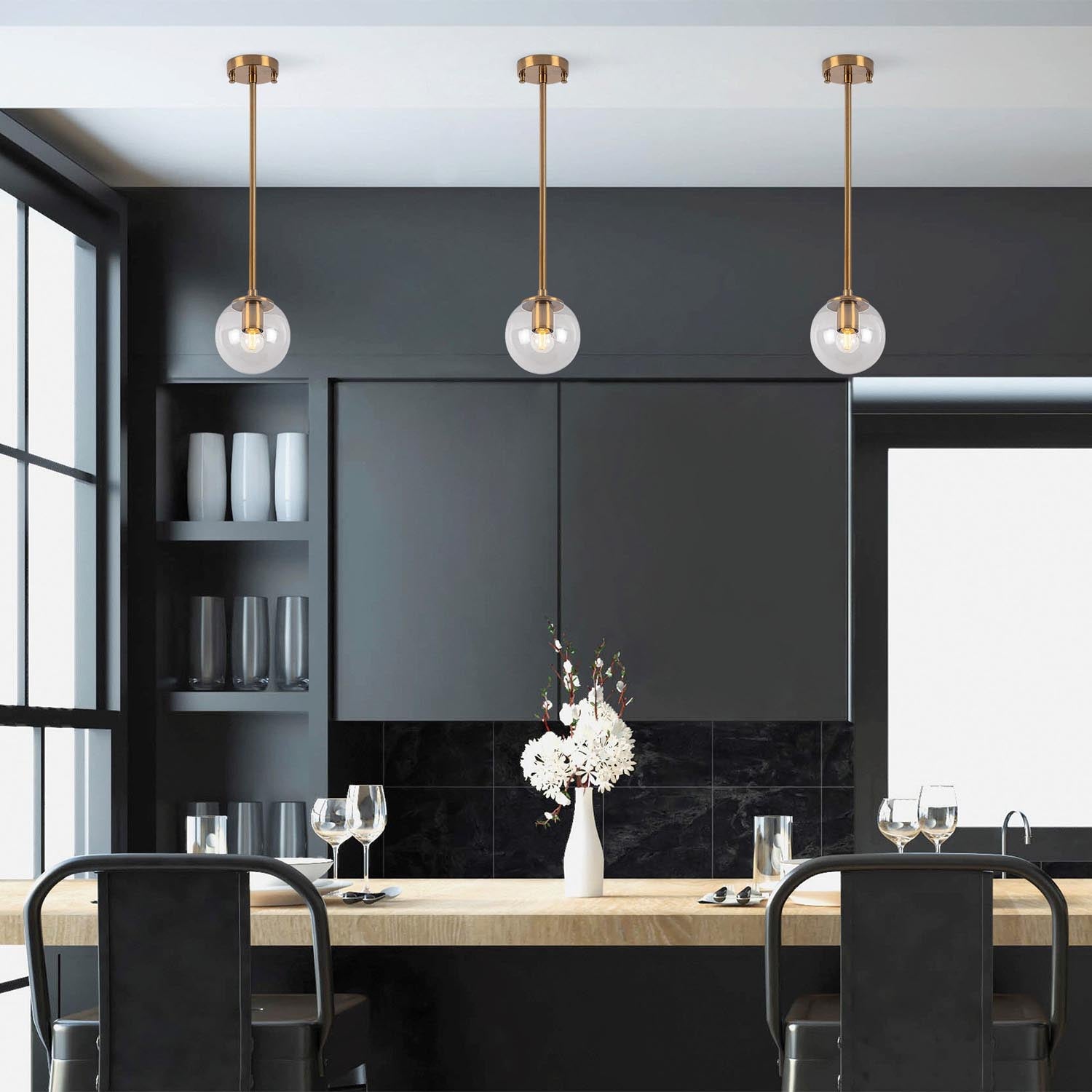 Entdecken Sie die elegante Akkas Pendelleuchte von Opviq. Ihr Vintage-Design und die Kombination aus Metall und Glas machen sie zum perfekten Blickfang für jeden Raum.