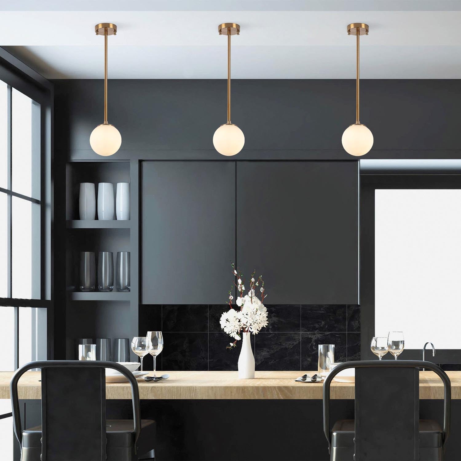 Entdecken Sie die Akkas Pendelleuchte von Opviq – ein eleganter Vintage-Kronleuchter, der jeden Raum mit warmem Licht und zeitloser Schönheit verwandelt.