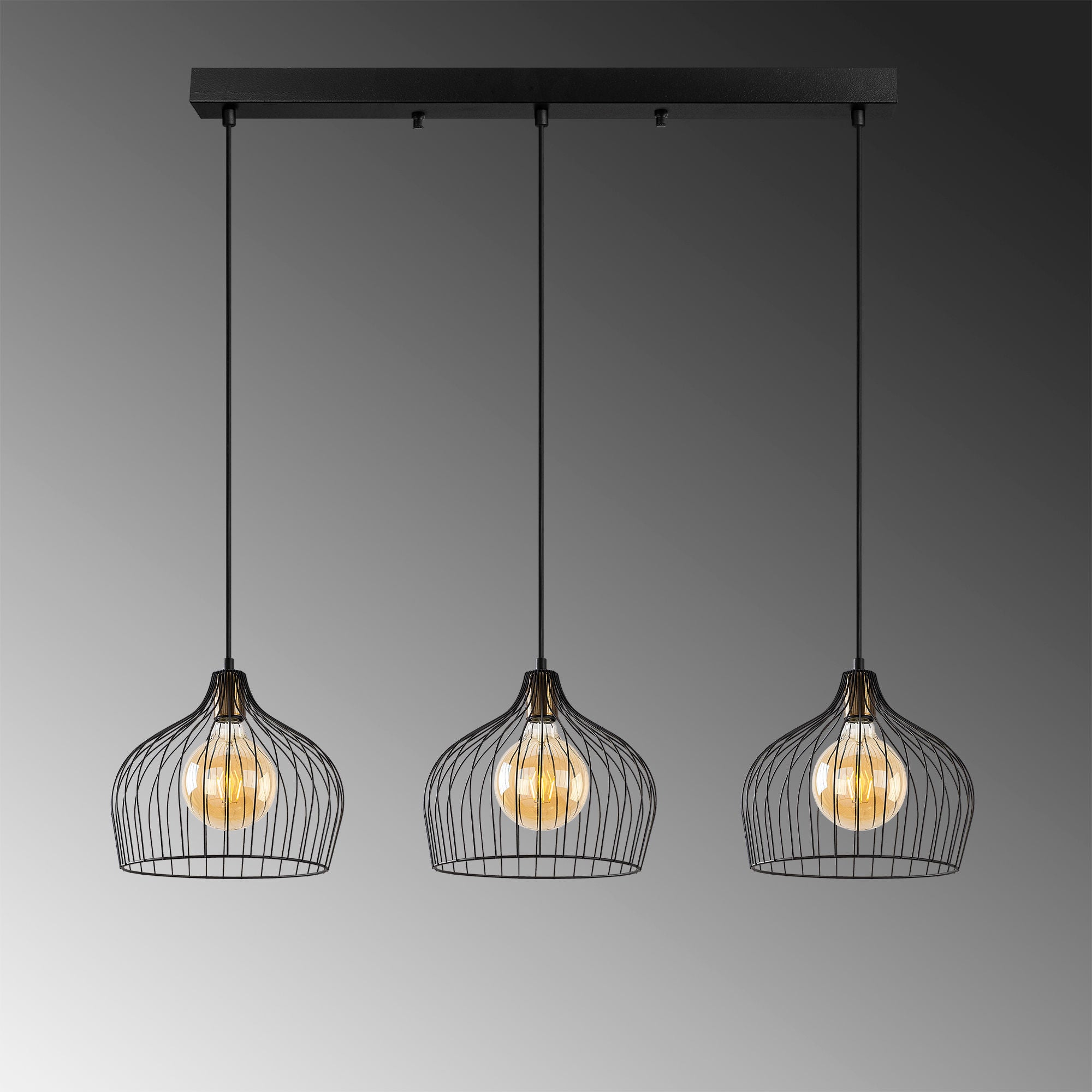 Verleihen Sie Ihrem Raum mit der Bek Pendelleuchte von Opviq in Schwarz Antiquität einen Hauch von zeitloser Eleganz und modernem Stil.