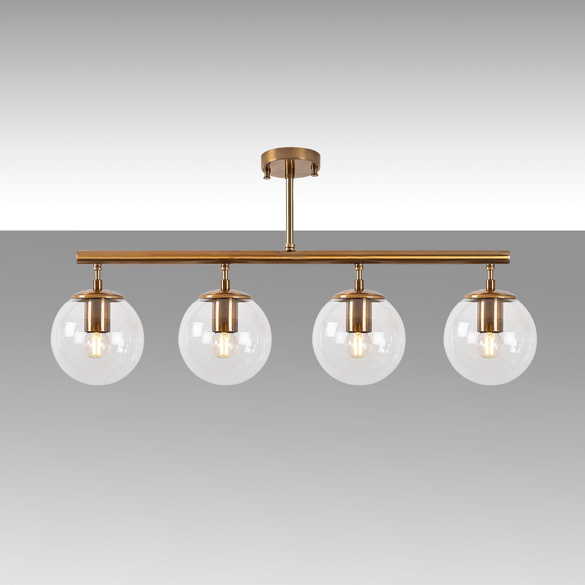 Entdecken Sie die Fazli Deckenleuchte von Opviq – ein eleganter Vintage-Kronleuchter, der jedem Raum einen Hauch von Luxus und Stil verleiht.