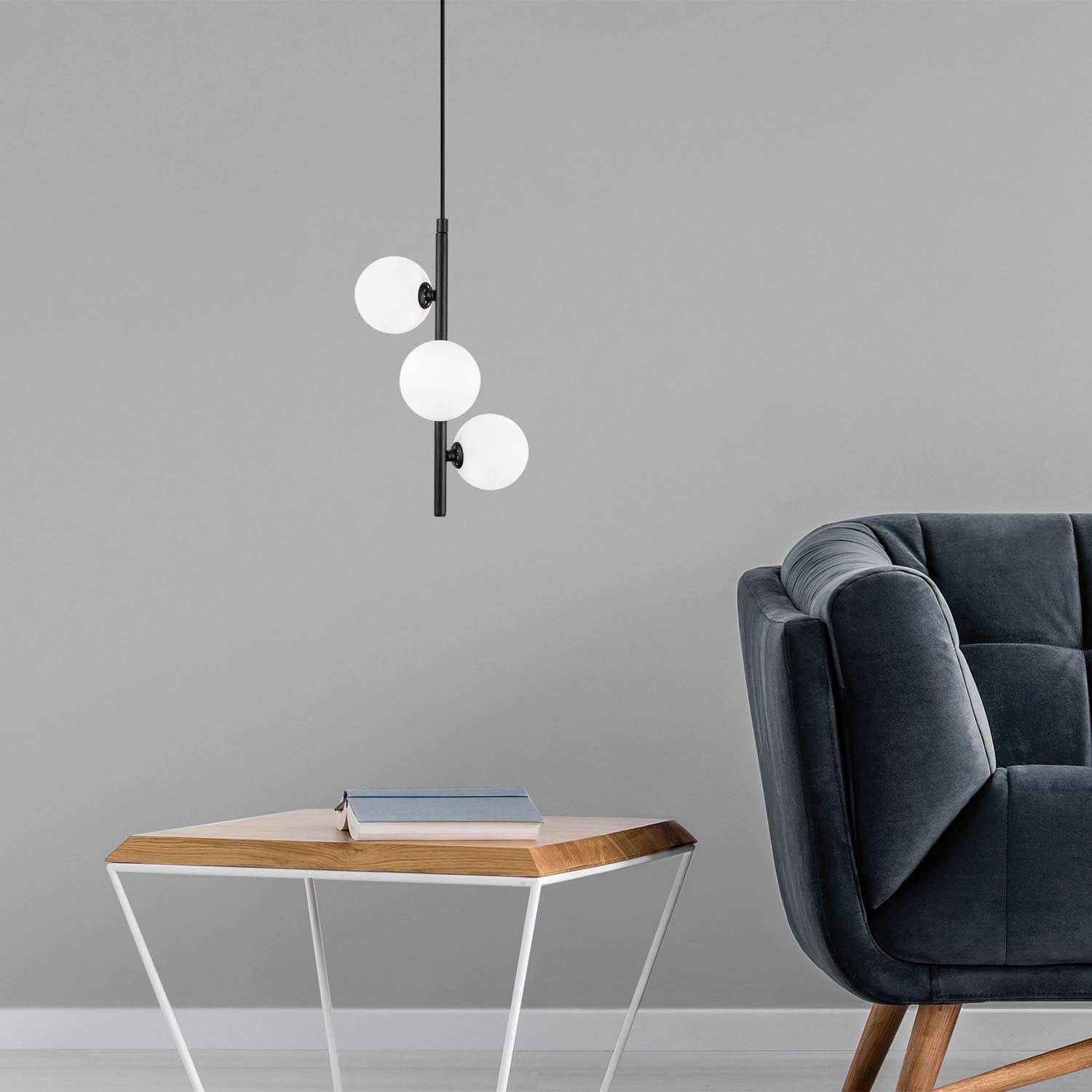 Entdecken Sie die stilvolle Domino Pendelleuchte in Schwarz-Weiß von Opviq. Perfekt für moderne Räume, verstellbare Höhe für individuelle Lichtgestaltung.