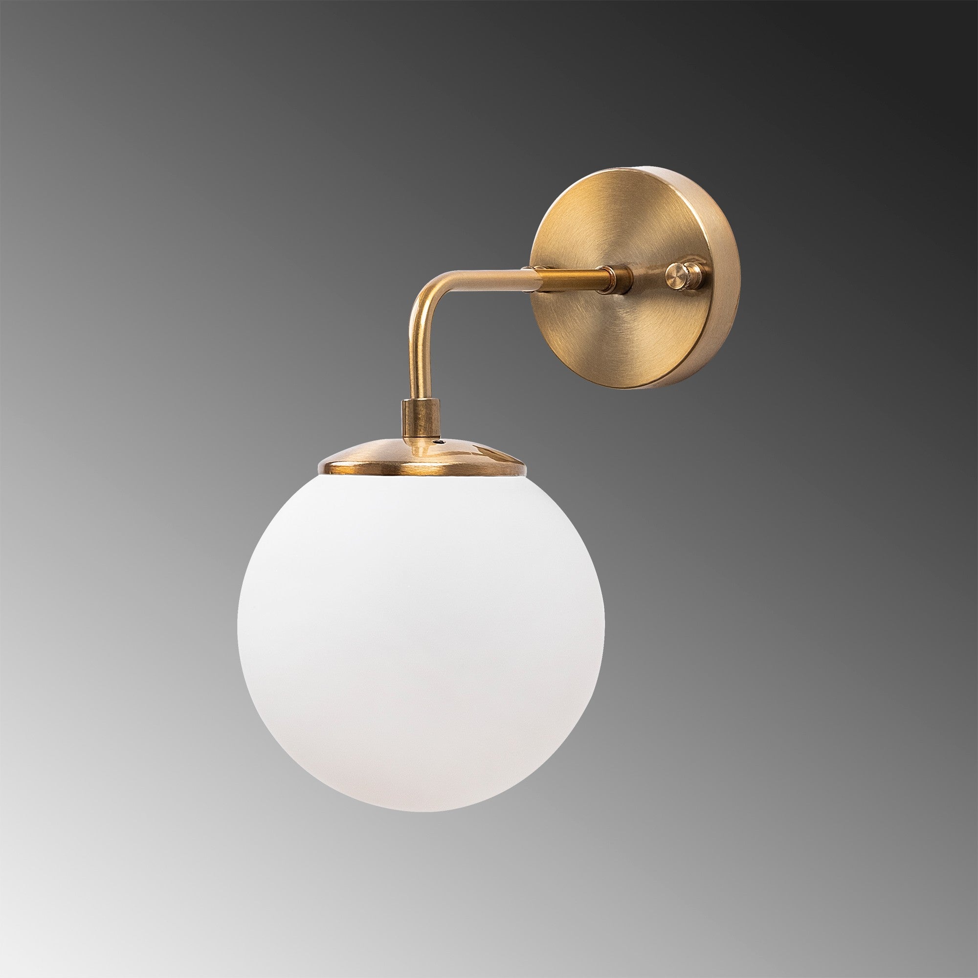 Entdecken Sie die Viran Wandleuchte von Opviq – eine elegante Vintage-Lampe, die jeden Raum mit ihrem nostalgischen Flair und warmem Licht verzaubert.